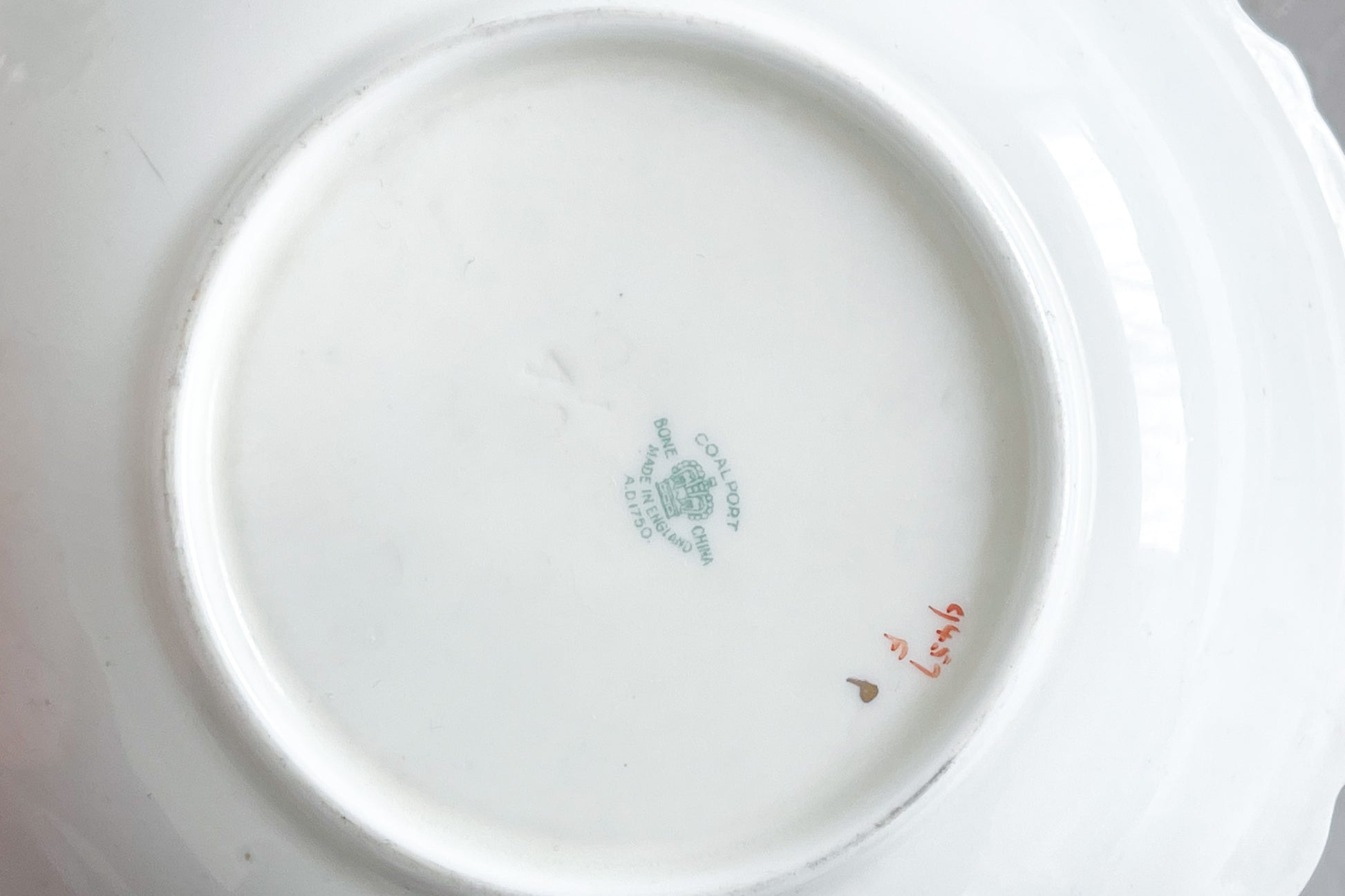 コールポートのリボンと薔薇の模様が可愛らしいボウルの4点セット。ハンドペイントで色つけされ、可愛らしく使いやすいボウルです。