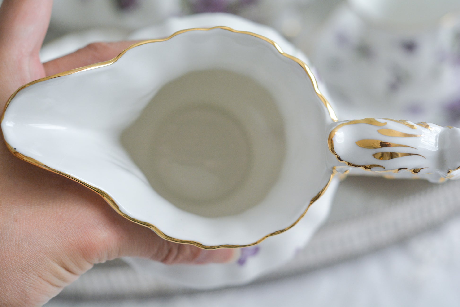 英国ヴィンテージ、ハマースレイの大きなミルクジャグ。人気のヴィクトリアンバイオレットのお品です。とても可憐で優美なデザイン。Rose Antiquesはコールポートをはじめ、英国アンティーク、ヴィンテージの食器をご紹介しています。