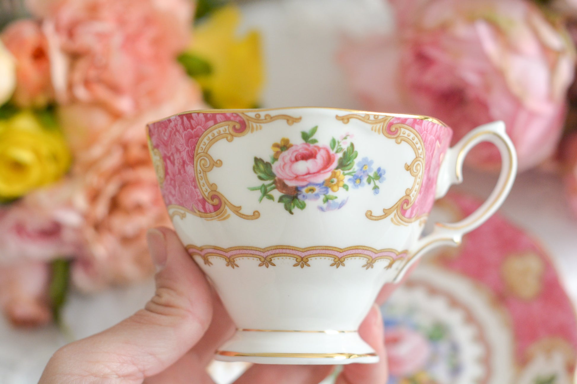 ロイヤルアルバートの人気シリーズ、レディカーライルのカップ&ソーサーです。大輪のバラに花々とスクロール模様の金彩で彩られた、ロココスタイルの大変豪華で美しいシリーズです。 ピンクカラーがティータイムを華やかに盛り上げてくれます。こちらはデュオでどれもとても良い状態です。全部で4客ございます。