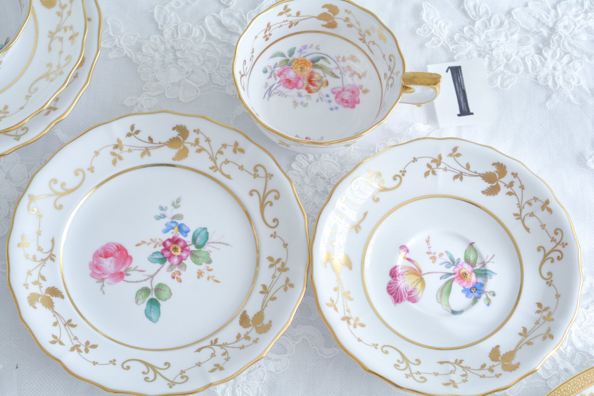 スポードの洗練されたデザインに、ハンドペイントで描かれた花々が大変美しいティートリオです。現代のテーブルにもマッチし、華やかにしてくれます。お花はハンドペイントで描かれているため一つ一つ違い、並べるとそれぞれのお花を見ることができてお話も盛り上がりそうです。