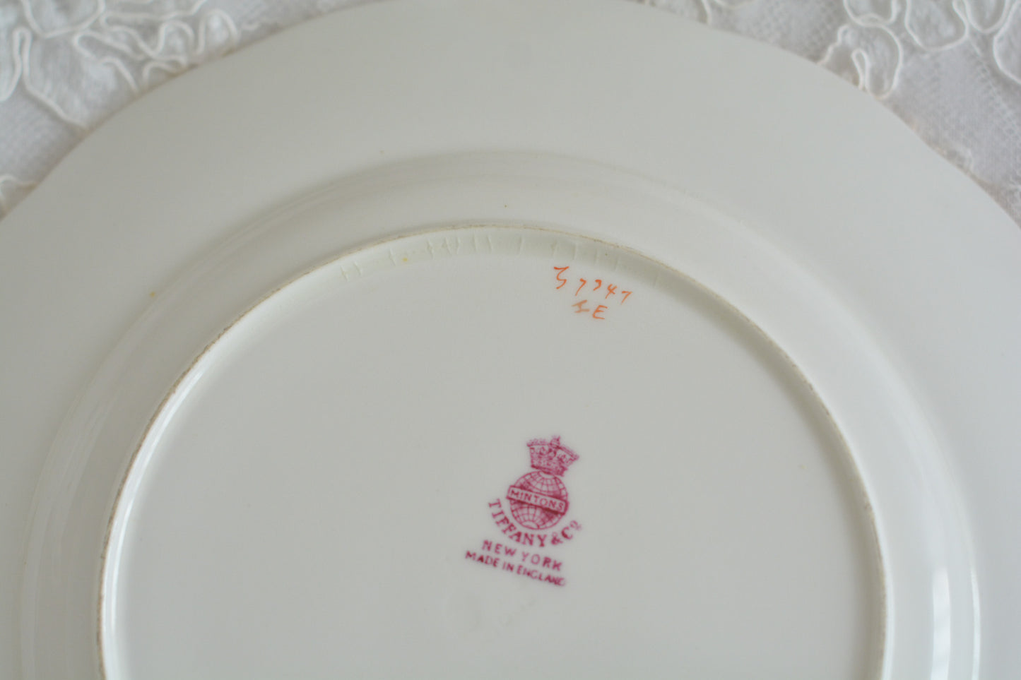 ティファニー特注の洗練された美しさとエナメルジュールの高度な技法で描かれた立体的なドット模様が素晴らしい、ミントンのデザートプレートです。ティファーニーらしい上品なプレートですね。ミントンブルーのプレートでデザートタイムをお楽しみください。こちらはどのプレートにも貫入が見られます。そのためお買い得価格になっています。