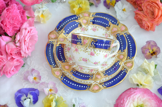 アレートンというメーカーの美しいティートリオです。アレートンは1859年から1942年まで続いたメーカーで、1912年からはコウルドンに買収されました。バックスタンプはコウルドンに引き継がれる以前の物です。美しいコバルトブルーにエナメルのジュールがうってあって、なんともエレガントなティートリオです。