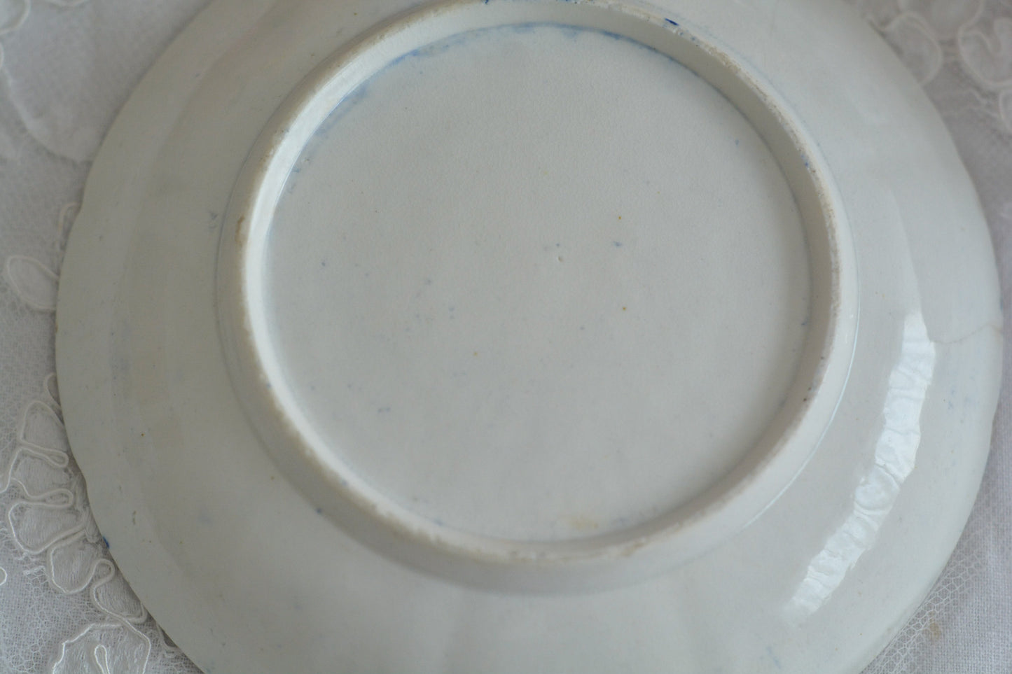 コールポートの1820年代に作られたとっても貴重なお品。コバルトブルー地に白抜きの立体的なお花模様、エナメル画のブーケは繊細なタッチで大変美しく描かれています。まさしく貴族のティータイムのためのカップ。当時の持ち主の大切な財産だったことでしょう。そしてこちらは実際に使われていたと思われます。金彩が剥がれていたり、ソーサーはヒビがあるけれど、よく200年間受け継がれてここに来てくれたと思います。
