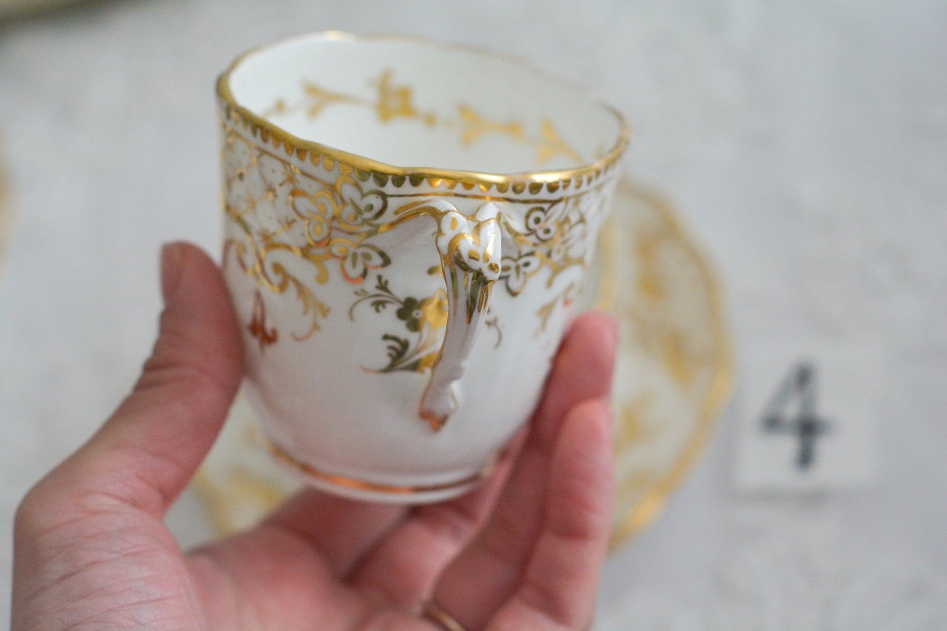 リッジウェイのFoliage Shapeのトゥルートリオ。ハンドル部分には葉っぱの模様がついていてとても可愛らしいシェイプです。白磁に金彩の模様がとても豪華でリッジウェイらしい作品です。トゥルートリオは、ティーカップ、コーヒーカップ、ソーサーのセットでヴィクトリア時代の初期頃まではトリオといえばこちらが主流でした。今ではとても貴重になっています。紅茶もコーヒーも楽しめるのがいいですね。