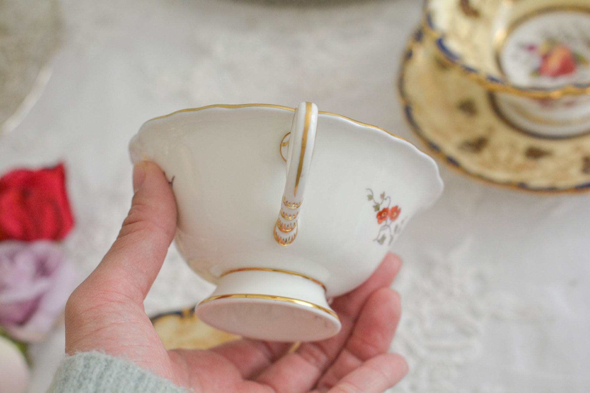 コールポートの1800年代の作品のリバイバルシリーズのオールドコールポートシリーズ。色々なお品がリバイバルされています。こちらはアデレードシェイプのリバイバル。ハンドルはアデレードシェイプハンドルではなくリングハンドルで、素磁も厚めに作られています。ロココリバイバルスタイルの優雅なデザインが美しいです。葡萄やフルーツ、お花の模様が大変豪華で美しいお品です。