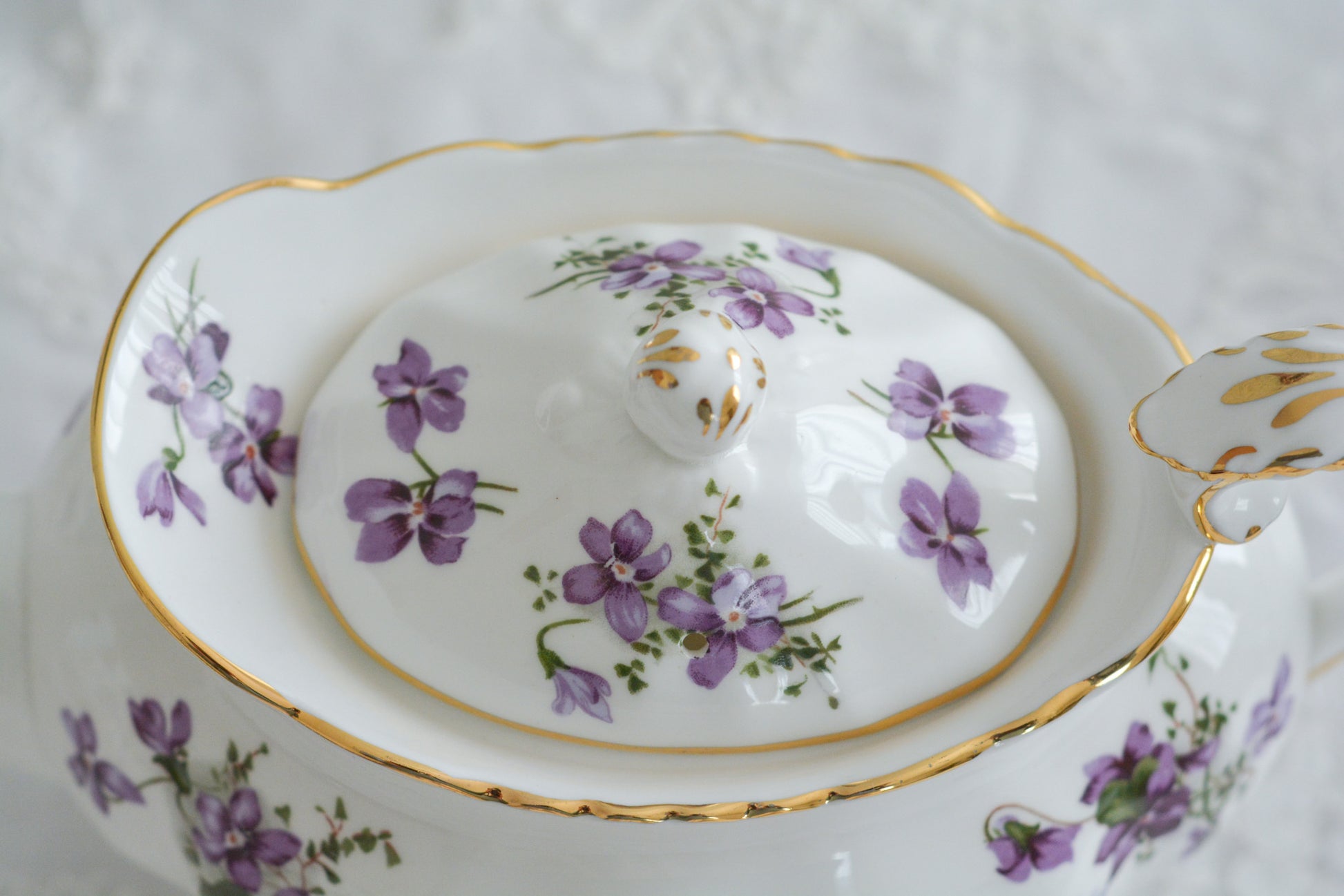 英国ヴィンテージ、ハマースレイの人気シリーズヴィクトリアンバイオレットシリーズの貴重なラージポット。Rose Antiquesはコールポートをはじめ、英国アンティーク磁器を中心にご紹介しています。