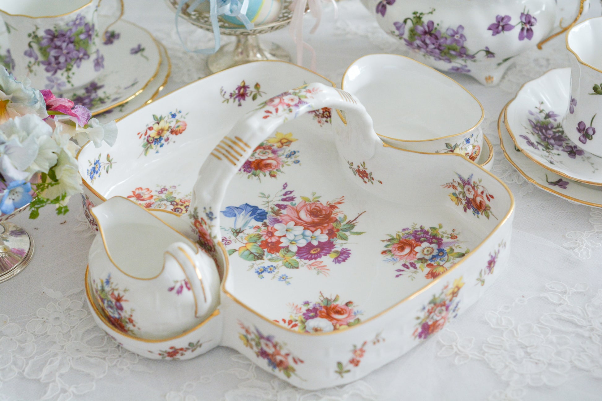 ハマースレイのハワードスプレイシリーズのストロベリーバスケット。ストロベリーバスケットは、イチゴを入れるバスケットでシュガー入れとクリーマーがついています。生産量が少なく、とても人気があるアイテムの一つ。こちらは老舗高級食器店のT.GOODEの特注品です。人気のハワードスプレイの華やかなストロベリーバスケットは、イチゴはもちろん、スコーンや焼き菓子などを乗せても素敵ですね。