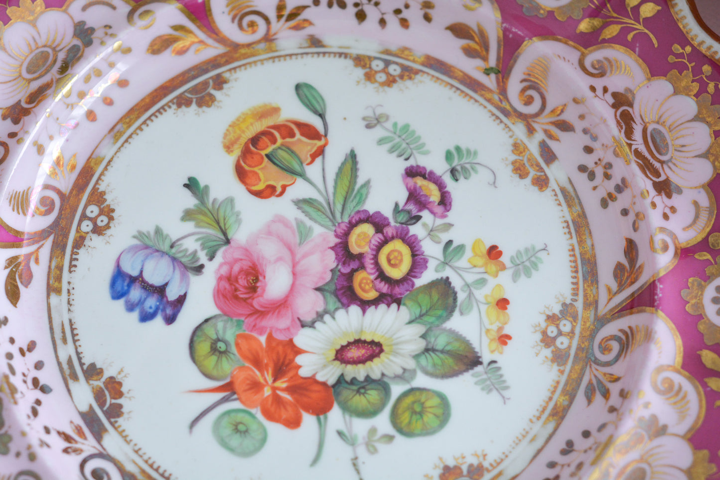 19世紀中頃に作られたピンクとマルーンカラーのプレート。手描きで大きな花束絵が大胆にとても美しく描かれています。色使いもデザインもアンティークならでは。どんなお菓子も乗せるだけで特別なお菓子に!とっても華やかなこちらのプレート、ティータイムに、日々のお茶の時間にぜひお使いくださいね。