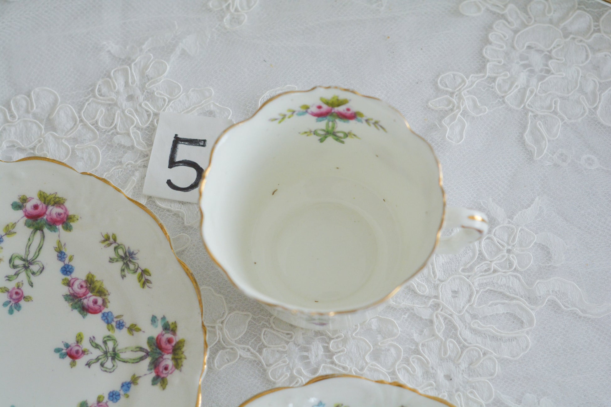 コリンウッドのリボンにバラのガーランドがとっても可愛らしいティートリオ、ミルクジャグ、スロップボウル、デザートプレートがやってきました!ハンドペイントで色つけされたバラやリボンを眺めているだけで気持ちが上向きになる可愛らしさです。ぜひ春のティータイムに。プルダウンから、単品ご選択頂けます