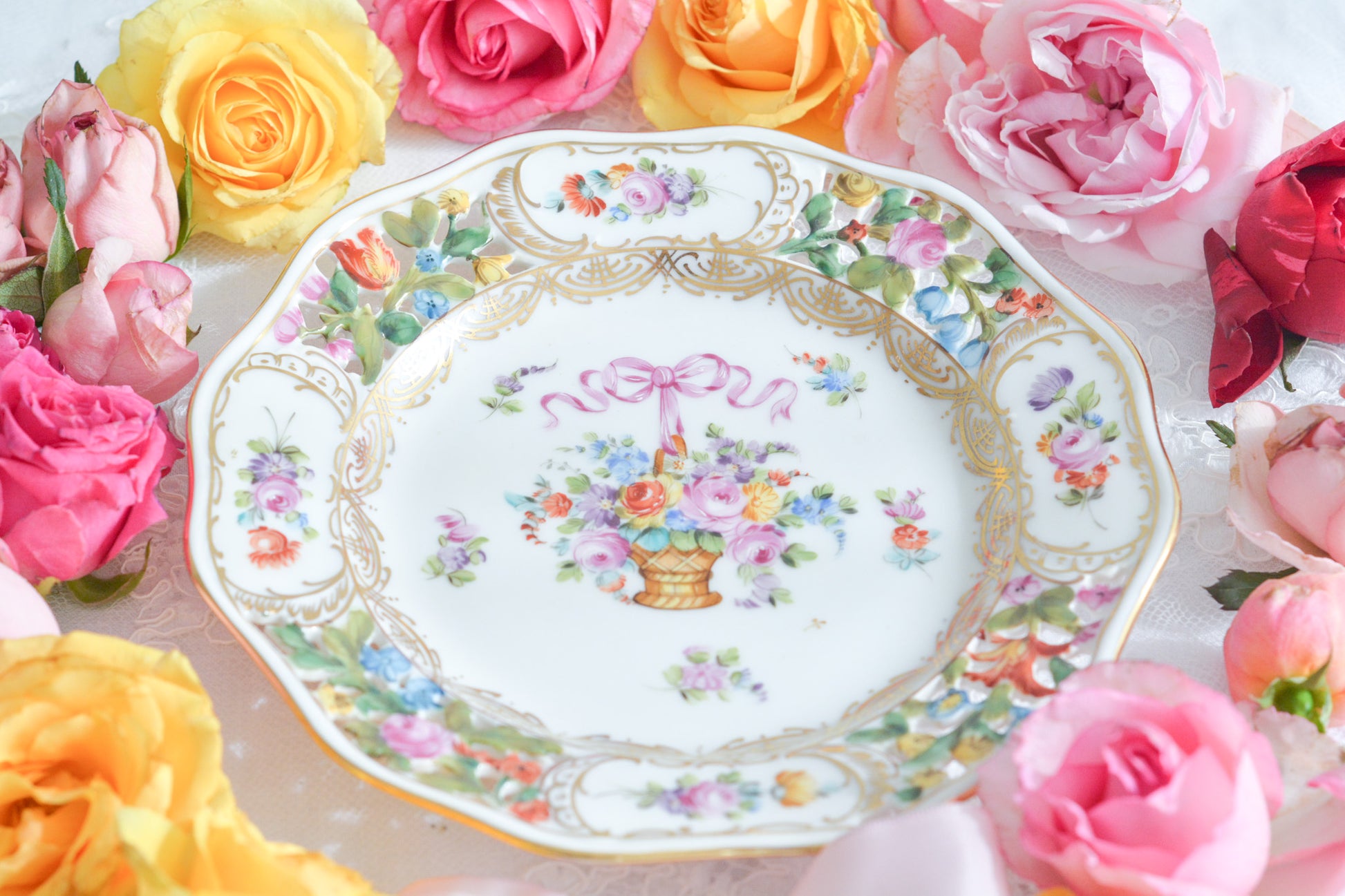 ブルーのリボンにお花いっぱいのバスケットが丁寧に描かれて、透かし模様の花々も大変美しいプレート。カール・ティーメのハンドペイント技術の素晴らしさが良くわかります。華やかで可憐なプレートでティータイムをお楽しみいただけましたらとても嬉しく思います。キャビネットに飾っておいてもお部屋が華やぎます。