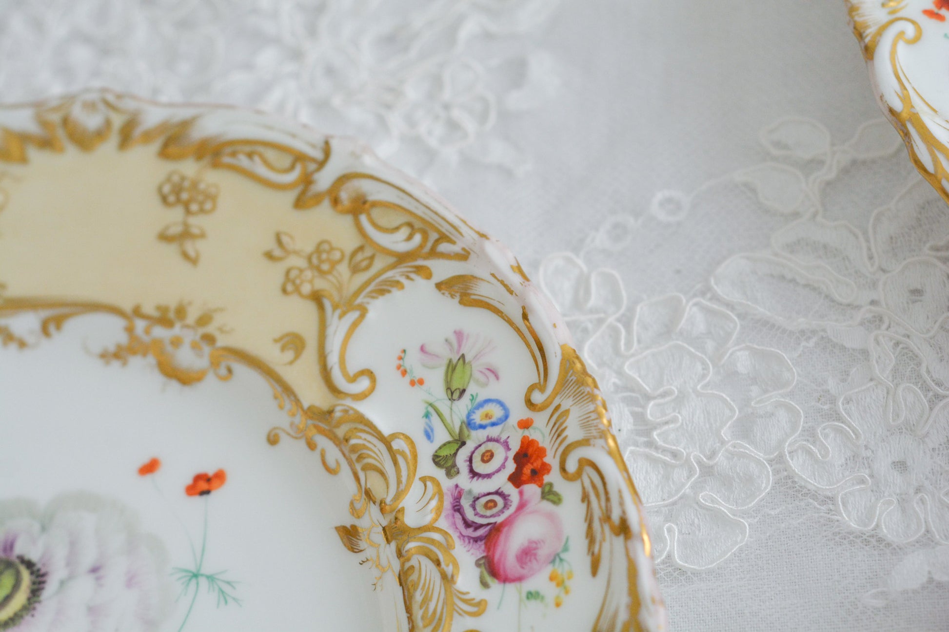 1830年代ごろに作られたキャビネットプレート。中央には大きなアネモネがハンドペイントで写実的に描かれています。装飾もロココリバイバルスタイルの豪華な模様が描かれていて、とても華やかなお品です。キャビネットプレートとして飾っていただいても、サービングプレートやランチョンプレートとしてお使いいただいても素敵だと思います。