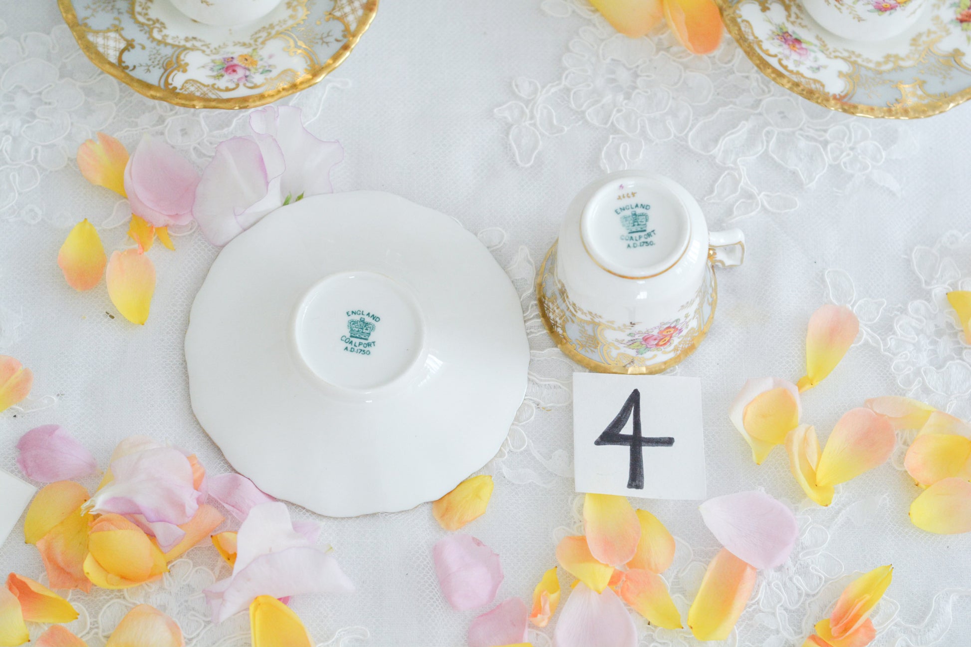 コールポートの人気シリーズ「バットウィング」。バットウィングは、たくさんのカラーバリエーションがあります。グレーカラーはレアカラーで、優しく明るい雰囲気。金彩もとても豪華でテーブルにあるだけでキラキラと輝いて見えます。デミタスカップの小さな世界に豪華で美しい模様がぎゅっと詰まった大変素晴らしいお品です。バットウィングシリーズも状態の良いお品は入手困難になってきました。貴重なグレーのバットウィングの輝きをどうぞお楽しみください。