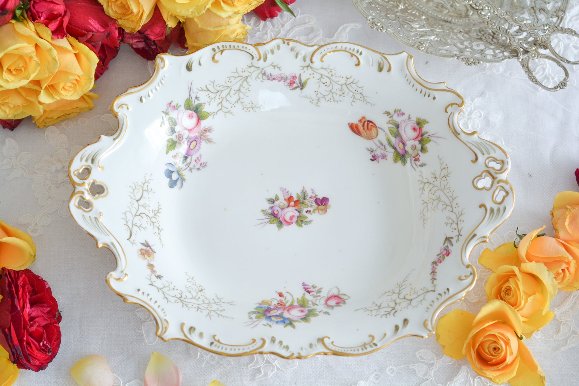 コールポートの花々と宿木?の描かれたサービングプレートです。私は宿木シリーズと呼んでおります。ハンドペイントで生き生きと描かれたお花と、繊細で丁寧に描かれた金彩の宿木がコールポートらしく上品です。華やかでクリスマスにもぴったりな雰囲気ですね。