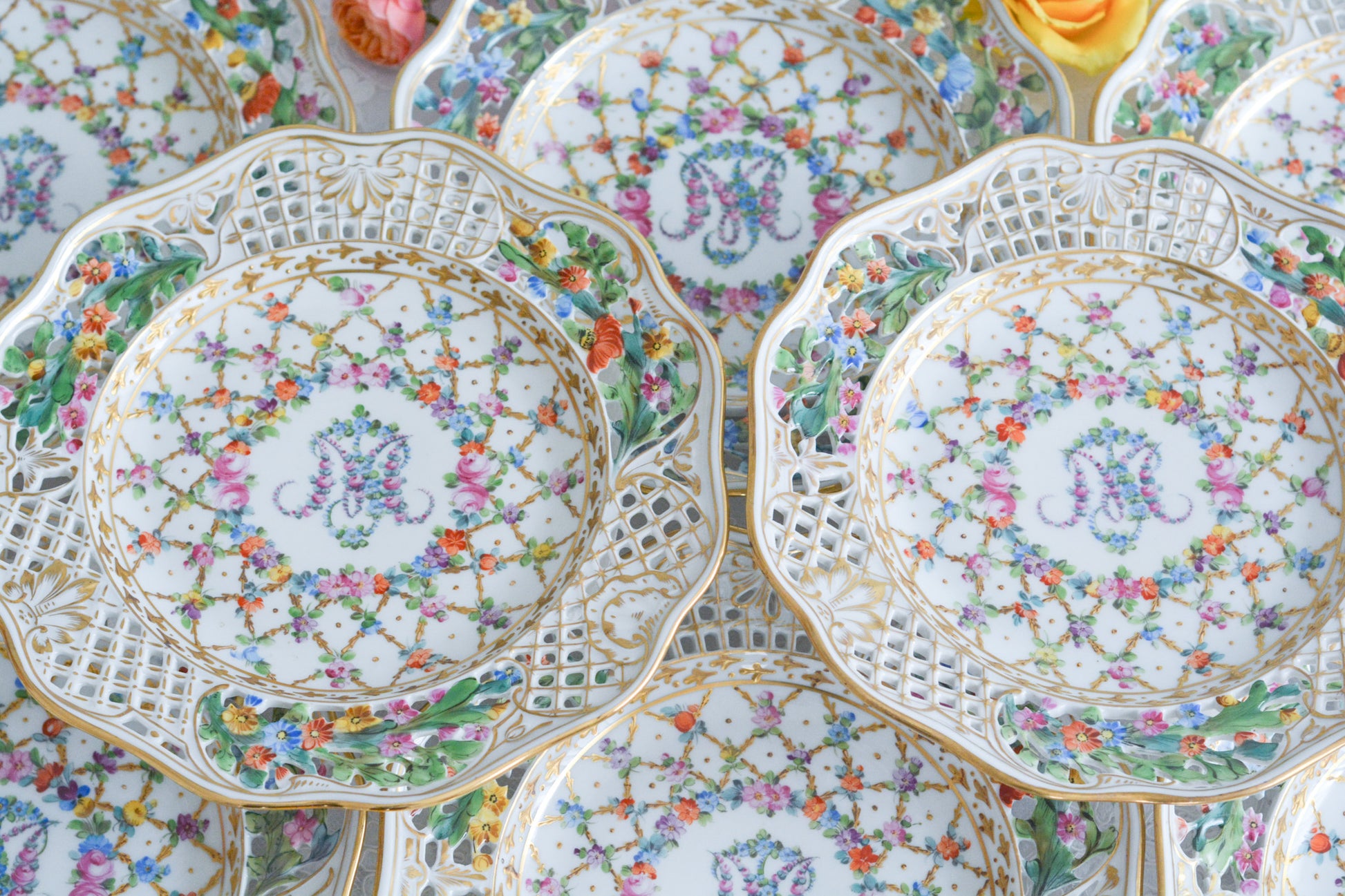 オーストリアの「国の母」とたたえられたハプスブルグ家の女帝「マリア・テレジア」。のちにフランス国王ルイ16世に嫁いだマリー・アントワネットの母でもあります。その名前にふさわしく、また、ウィーンの煌びやかな芸術や宮殿を思わせるような華やかで美しい世界観のプレートです。カール・ティーメの素晴らしいハンドペイントの絵付けをお楽しみください。