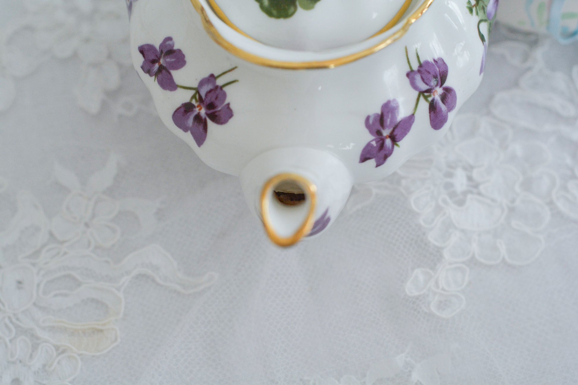 ハマースレイの人気シリーズ、ヴィクトリアンバイオレットシリーズのティーポットです。小さめのサイズで1〜2名のティータイムにぴったりなサイズです。可憐なすみれの模様と優雅なシェイプがとても美しく、おうちティータイムを華やかに盛り上げてくれます。こちらはオールドバックスタンプのお品で、貴重な1930年代頃の作品です。