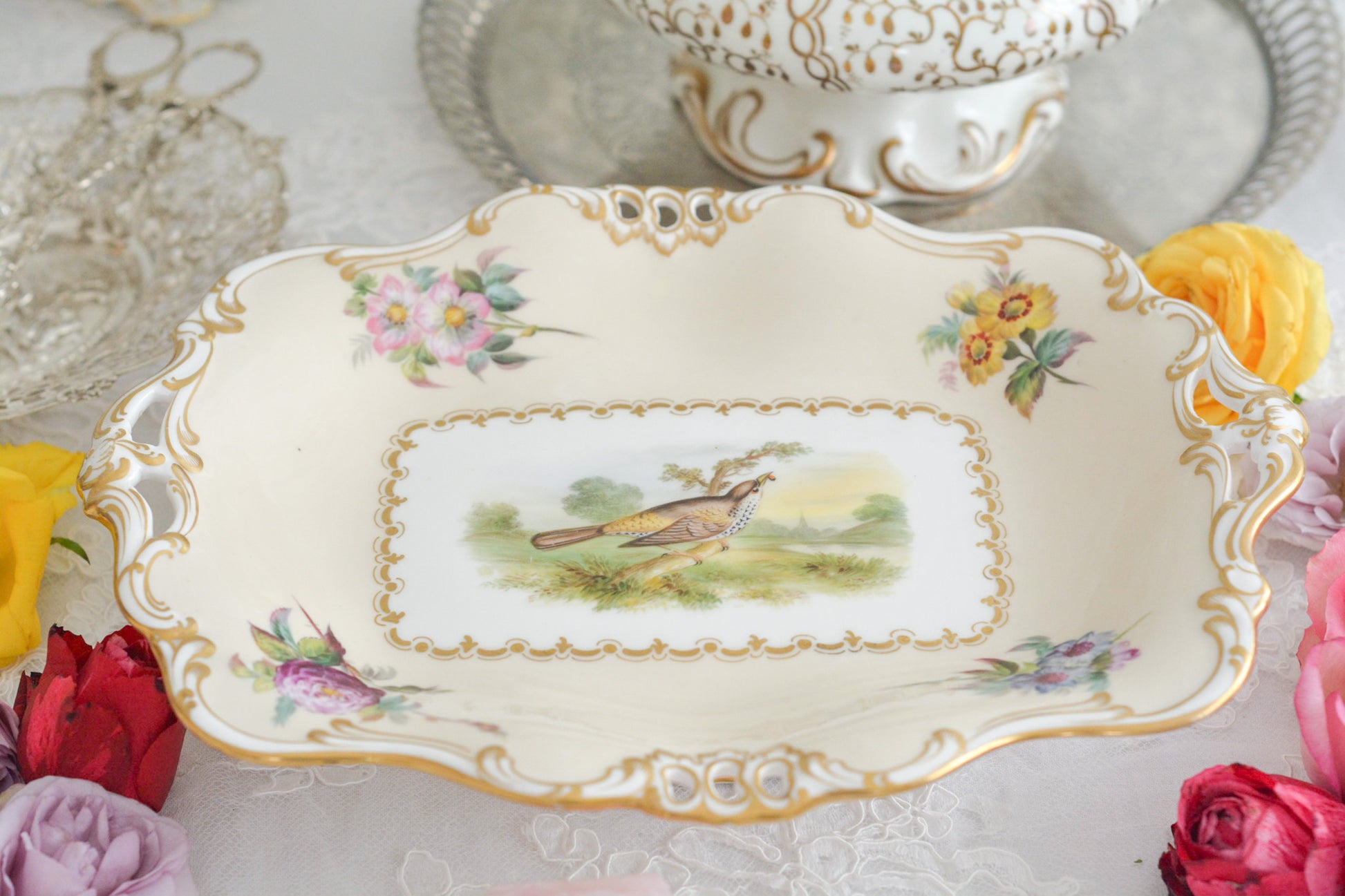 ダベンポートの素晴らしいタッツァがやってきました。お花と中央には鳥が丁寧に描かれています。描かれている鳥はイギリスでターリングと呼ばれているムクドリで、食べ物を捕まえている様子がイキイキと描かれています。イギリスのお庭にお邪魔したようなそんな気分になるタッツァです。フルーツや英国菓子をのせたくなりますね。