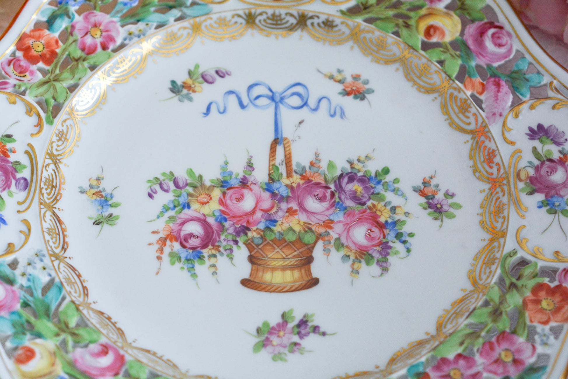 ブルーのリボンにお花いっぱいのバスケットが丁寧に描かれて、透かし模様の花々も大変美しいプレート。カール・ティーメのハンドペイント技術の素晴らしさが良くわかります。華やかで可憐なプレートでティータイムをお楽しみいただけましたらとても嬉しく思います。キャビネットに飾っておいてもお部屋が華やぎます。