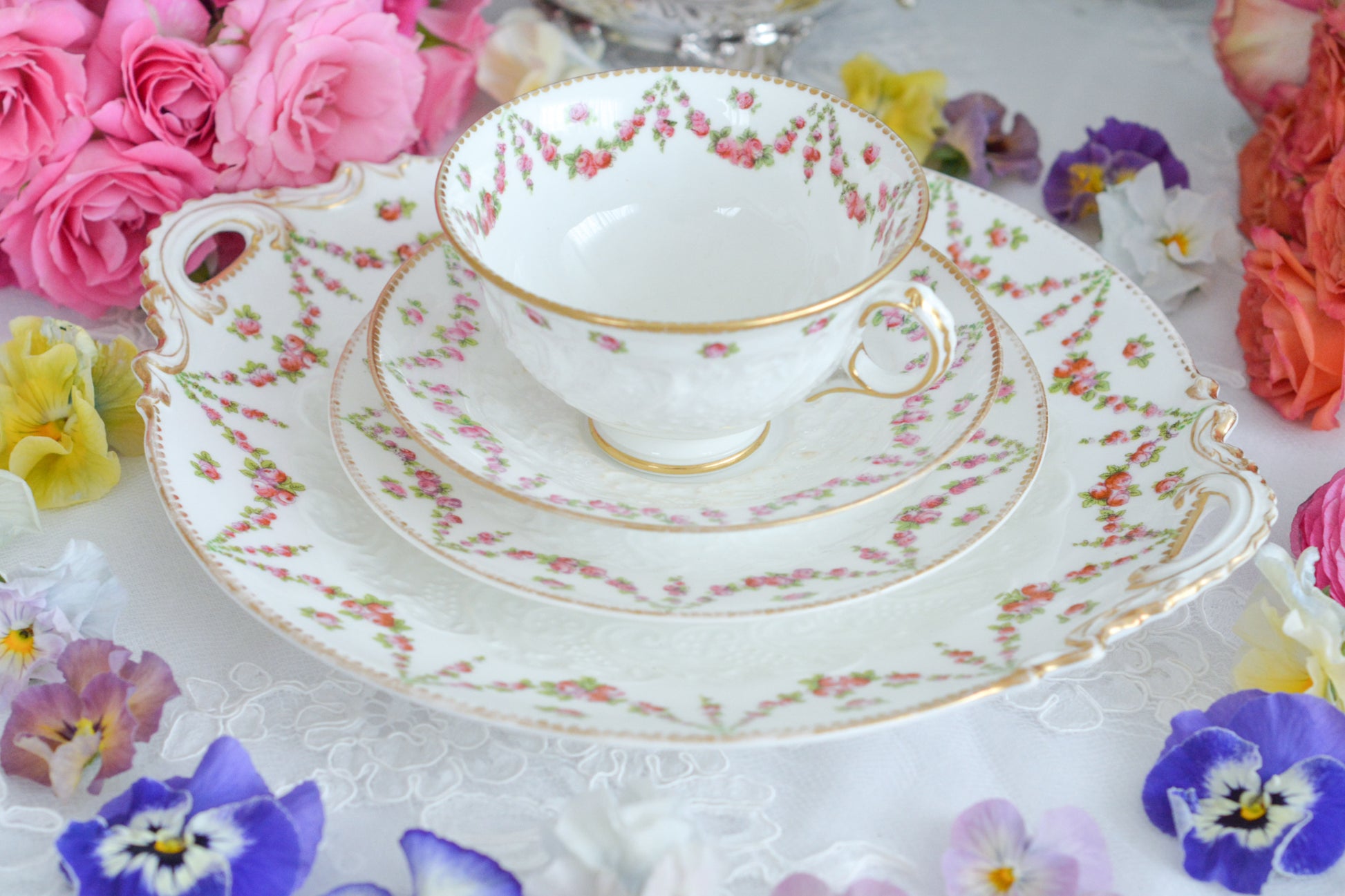 バラのガーランド模様が可愛らしい、ジョージ・ジョーンズ・クレッセントのセットです。カップ&ソーサー、サイドプレート、B&Bプレートのとても便利なセットです。クレッセントらしい可憐で上品な雰囲気がティータイムを盛り上げます。素磁の模様もとっても可愛らしいですよ。