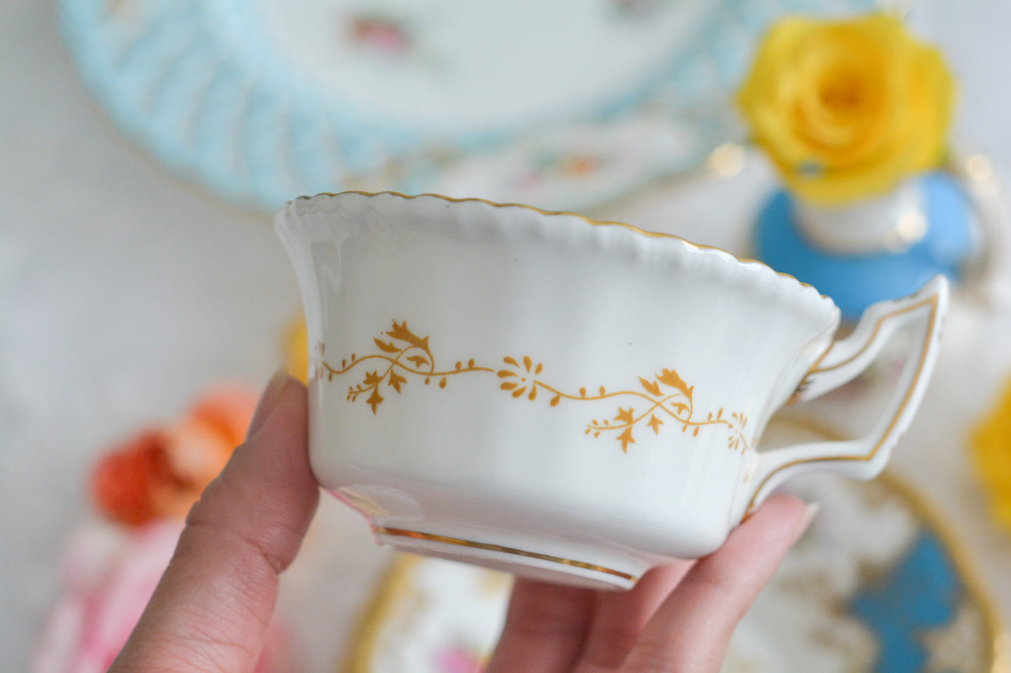 英国アンティーク、コールポートの代表作馬ットウィングシリーズの幻のカラーと言われるターコイズブルーのティートリオ。キラキラと宝石のように輝く美しいカップです。