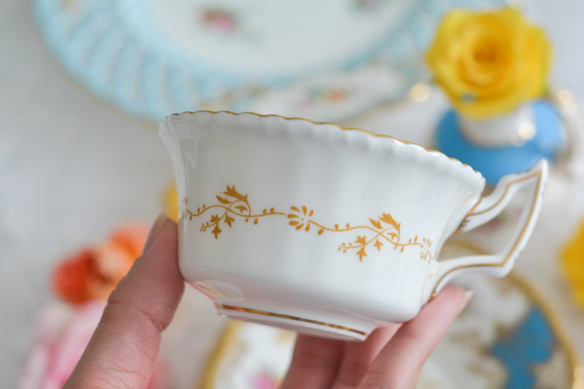 英国アンティーク、コールポートの代表作馬ットウィングシリーズの幻のカラーと言われるターコイズブルーのティートリオ。キラキラと宝石のように輝く美しいカップです。