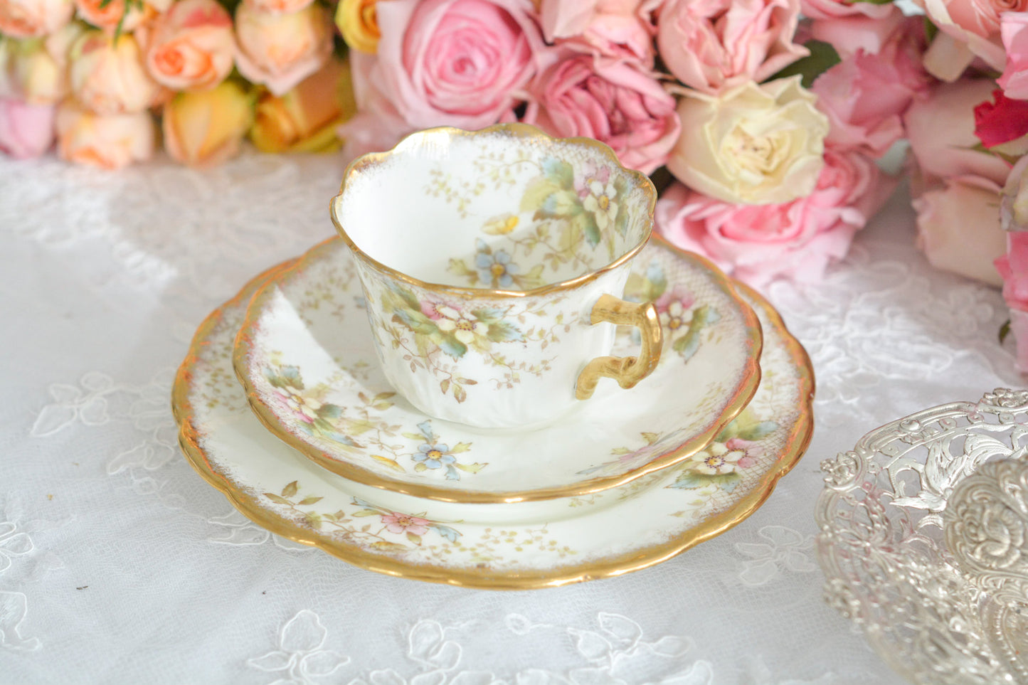 Redfern&Drakefordのティートリオ。春を待ち侘びる季節に、一人のお茶の時間をゆったりと豊かにしてくれるような優しい雰囲気のお品です。シャビーシックがお好きなあなたへ。