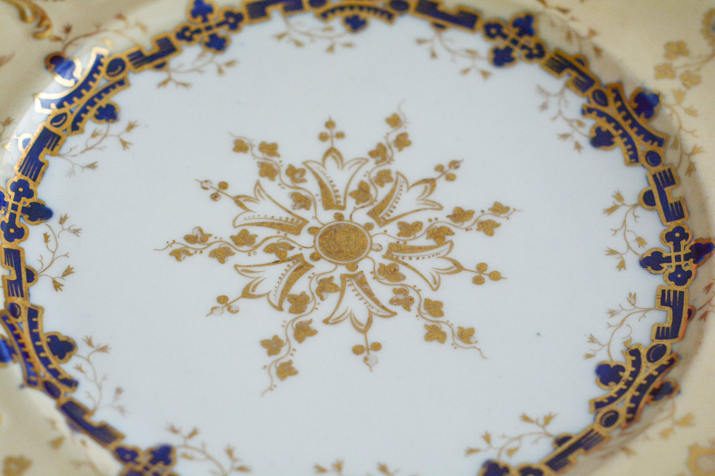 コバルトブルーに金彩の縁どりに豪華な模様。ロココリバイバルの優美なプレートです。バックスタンプには小売店のスタンプのみですが、以前ご紹介したアデレードシェイプにデザインがよく似ております、その為、コールポートの作品かなと推察しております。スイーツやフルートのせて当時ような華やかなティータイムをお楽しみください。