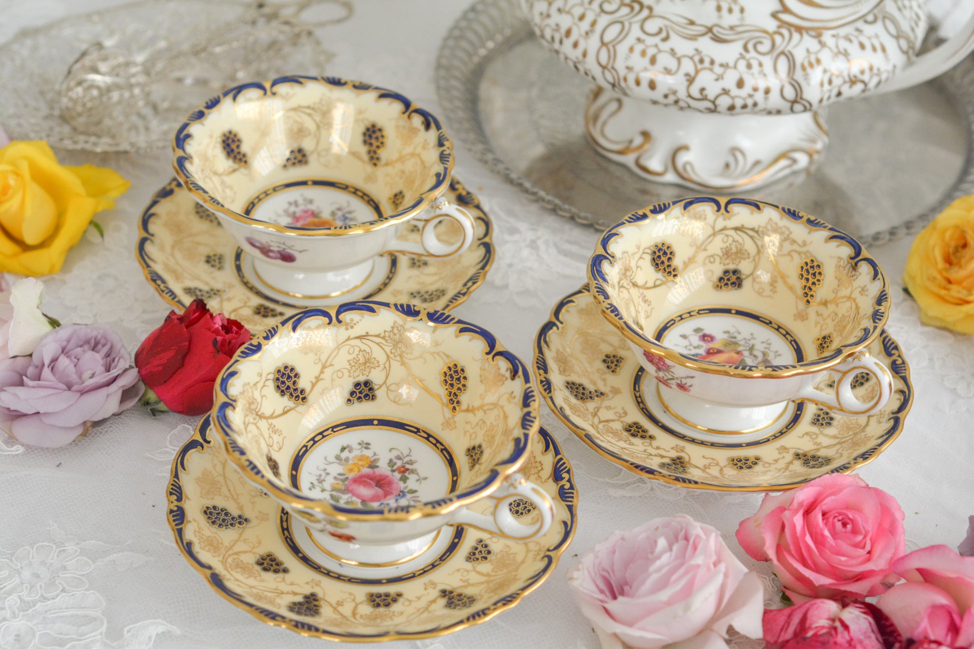 コールポートの1800年代の作品のリバイバルシリーズのオールドコールポートシリーズ。色々なお品がリバイバルされています。こちらはアデレードシェイプのリバイバル。ハンドルはアデレードシェイプハンドルではなくリングハンドルで、素磁も厚めに作られています。ロココリバイバルスタイルの優雅なデザインが美しいです。葡萄やフルーツ、お花の模様が大変豪華で美しいお品です。