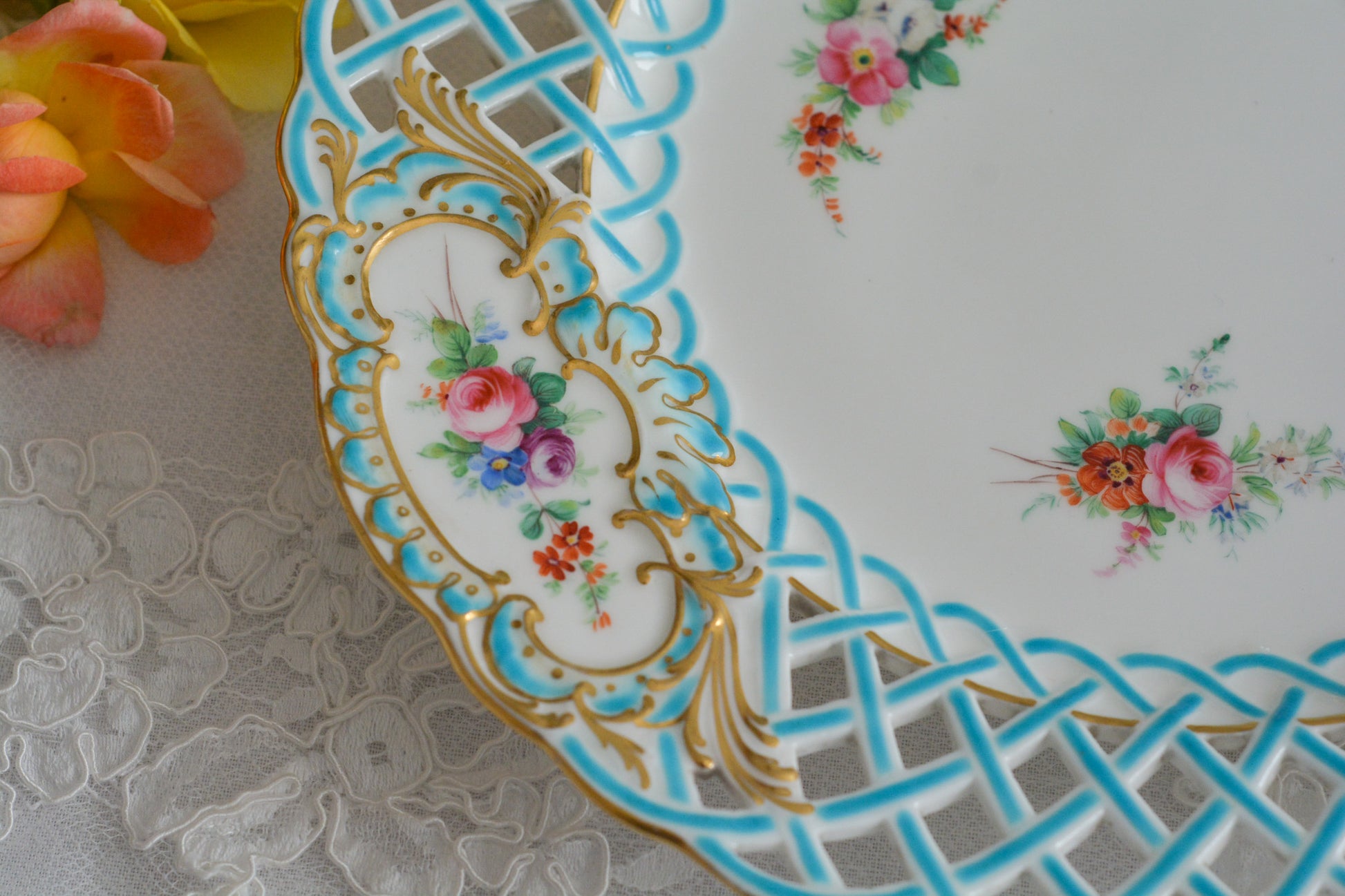 英国アンティークの中でも特に貴重なミントン8800番プレート。ミントンブルーの格子模様に、ハンドペイントの花々が大変美しいミントンの至宝のプレートです。