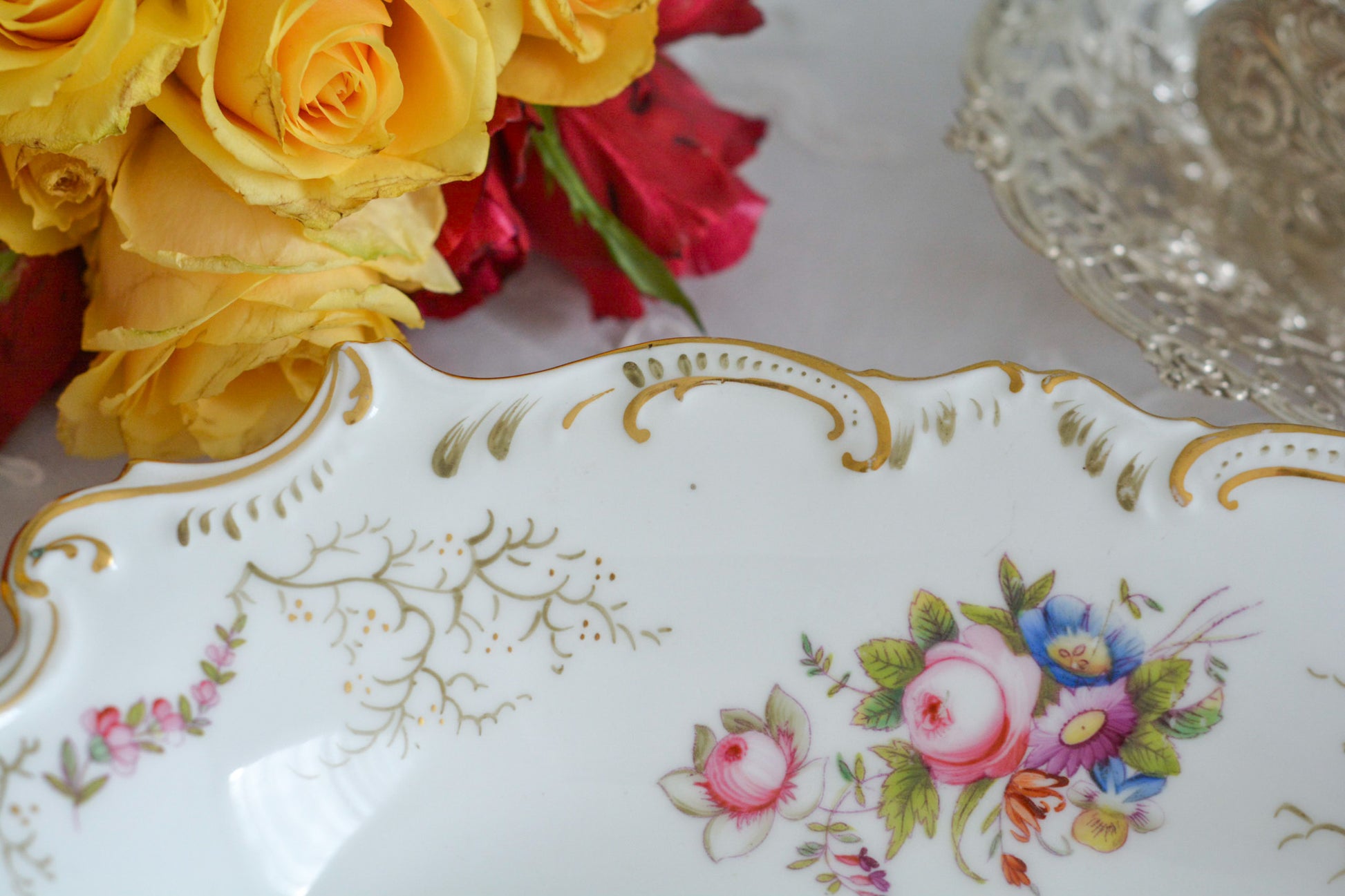 コールポートの花々と宿木?の描かれたサービングプレートです。私は宿木シリーズと呼んでおります。ハンドペイントで生き生きと描かれたお花と、繊細で丁寧に描かれた金彩の宿木がコールポートらしく上品です。華やかでクリスマスにもぴったりな雰囲気ですね。