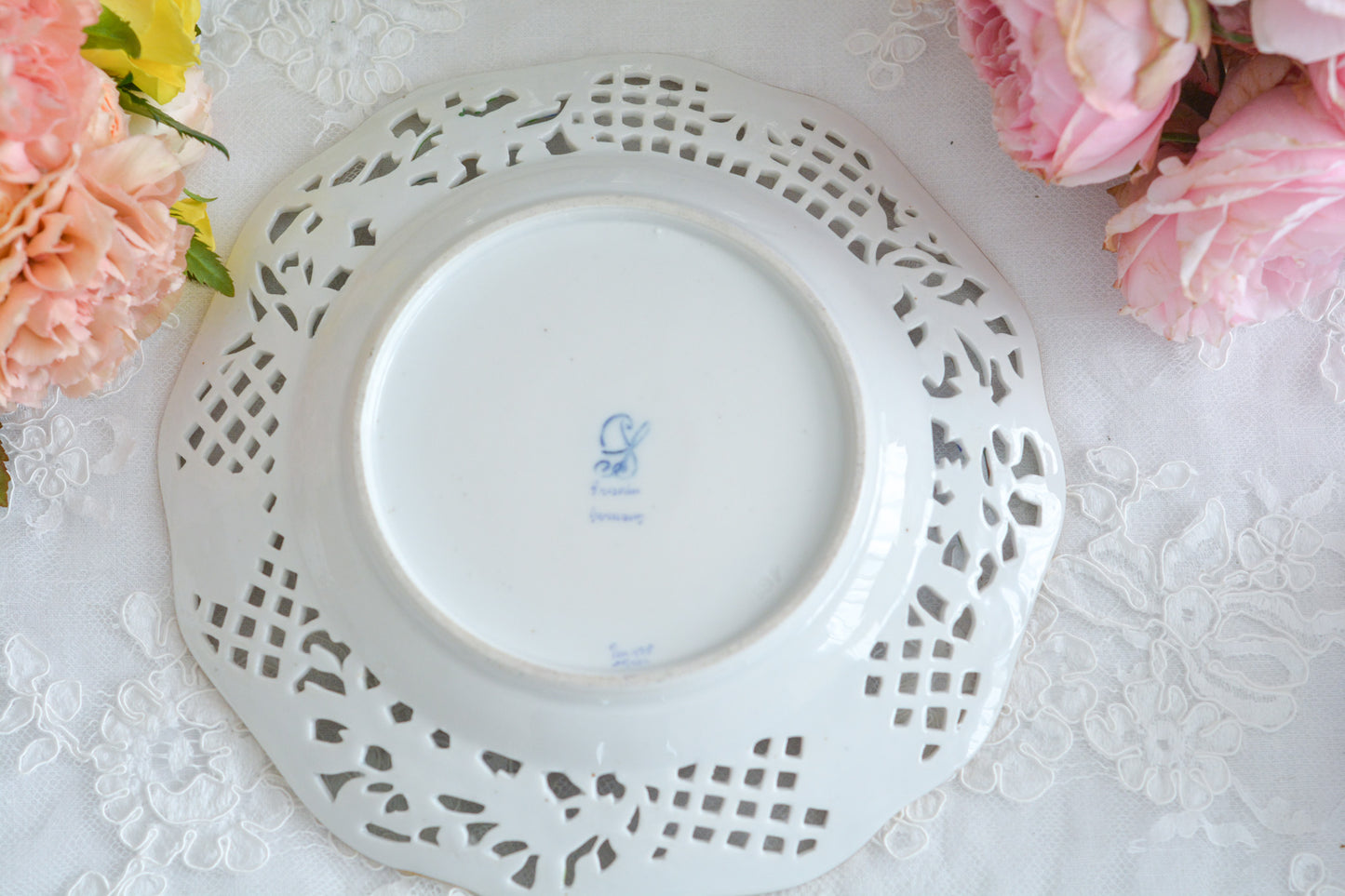 オーストリアの「国の母」とたたえられたハプスブルグ家の女帝「マリア・テレジア」。のちにフランス国王ルイ16世に嫁いだマリー・アントワネットの母でもあります。その名前にふさわしく、また、ウィーンの煌びやかな芸術や宮殿を思わせるような華やかで美しい世界観のプレートです。カール・ティーメの素晴らしいハンドペイントの絵付けをお楽しみください。