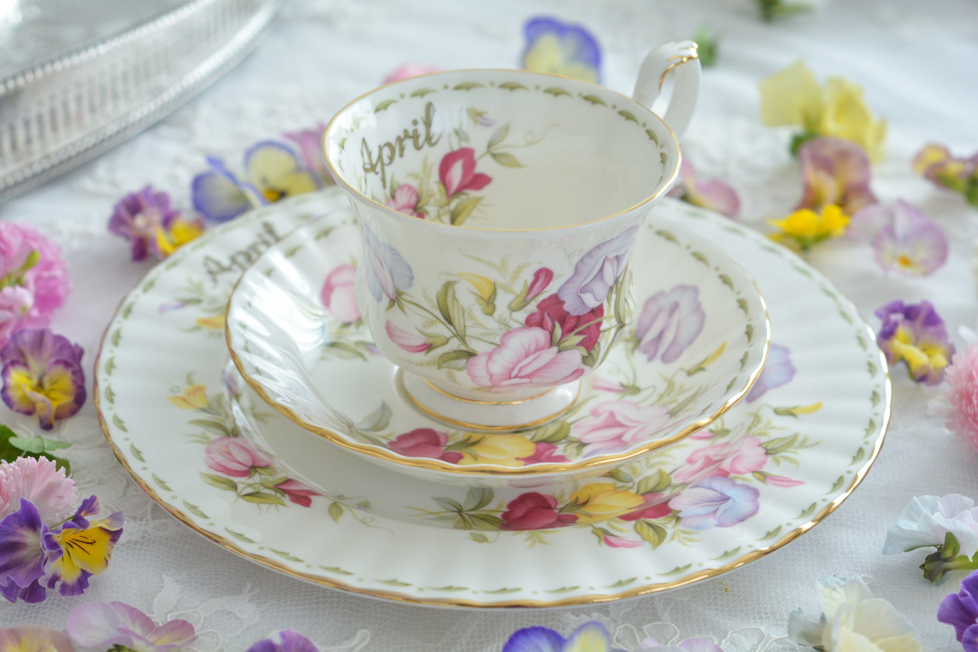 ロイヤルアルバートの人気シリーズの一つ、「フラワーオブマンス」1月から12月までそれぞれの季節のお花がモチーフのシリーズで、ついつい集めたくなってしまう魅力があります。今回ご紹介するのは、4月(April)。4月のお花はスイトピーです。春らしい明るいカラーでとても可愛らしいお品。貴重なトリオとなっております。4月生まれの方はもちろん、コレクションしてらっしゃる方、お探しの方もぜひ。