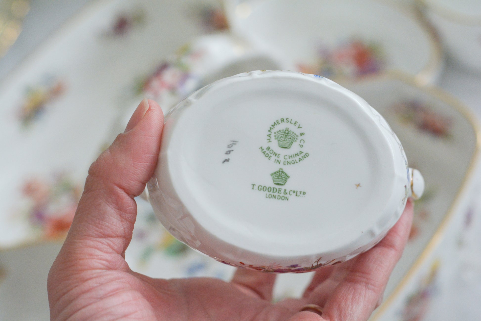 ハマースレイのハワードスプレイシリーズのストロベリーバスケット。ストロベリーバスケットは、イチゴを入れるバスケットでシュガー入れとクリーマーがついています。生産量が少なく、とても人気があるアイテムの一つ。こちらは老舗高級食器店のT.GOODEの特注品です。人気のハワードスプレイの華やかなストロベリーバスケットは、イチゴはもちろん、スコーンや焼き菓子などを乗せても素敵ですね。