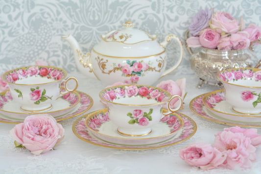 ジョージ・ジョーンズ・クレッセントのとても可憐なティートリオです。バラの花とたっぷりの金彩が豪華で華やかです。バラの模様は季節を選ばず1年を通してお使いいただけますが、今のバラの季節に特にぴったりなお品。クレッセントらしい可憐で上品な雰囲気がティータイムを盛り上げます。テーブルがとても華やかになりますよ。