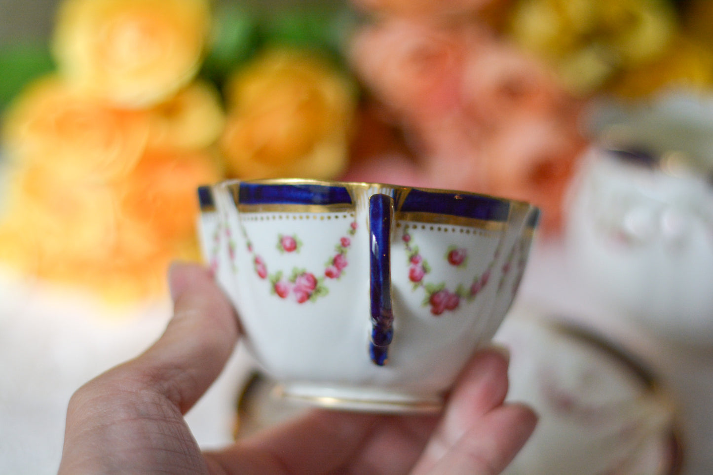 クレッセントのティーセット。薔薇のガーランドが大変可愛らしいお品です。Rose Antiquesはコールポートをはじめ英国のアンティーク食器をご紹介しています。