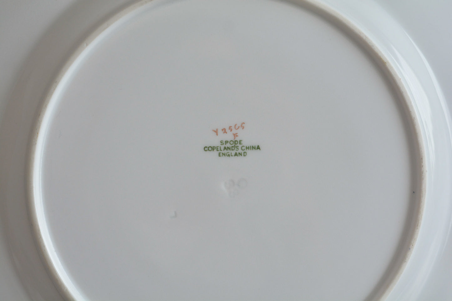 コープランドの美しいプレートがやってきました!コバルトブルーとベージュカラーにハンドペイントで美しい花々が描かれています。プレートの深さがあるタイプでサービングプレートとしてもお使いいただきやすいかと思います。貫入は見られますが、金彩のスレはほとんどないプレート達です。蚤の市の特別セットです!貫入のない素晴らしい状態の同じプレートは新着コーナーに掲載中です。