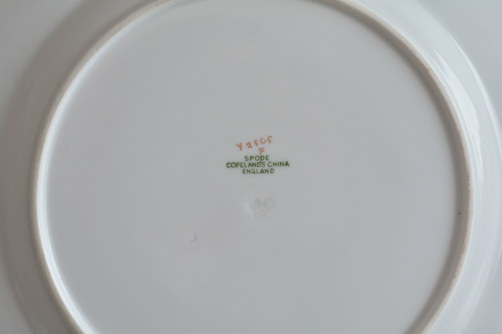 コープランドの美しいプレートがやってきました!コバルトブルーとベージュカラーにハンドペイントで美しい花々が描かれています。プレートの深さがあるタイプでサービングプレートとしてもお使いいただきやすいかと思います。貫入は見られますが、金彩のスレはほとんどないプレート達です。蚤の市の特別セットです!貫入のない素晴らしい状態の同じプレートは新着コーナーに掲載中です。