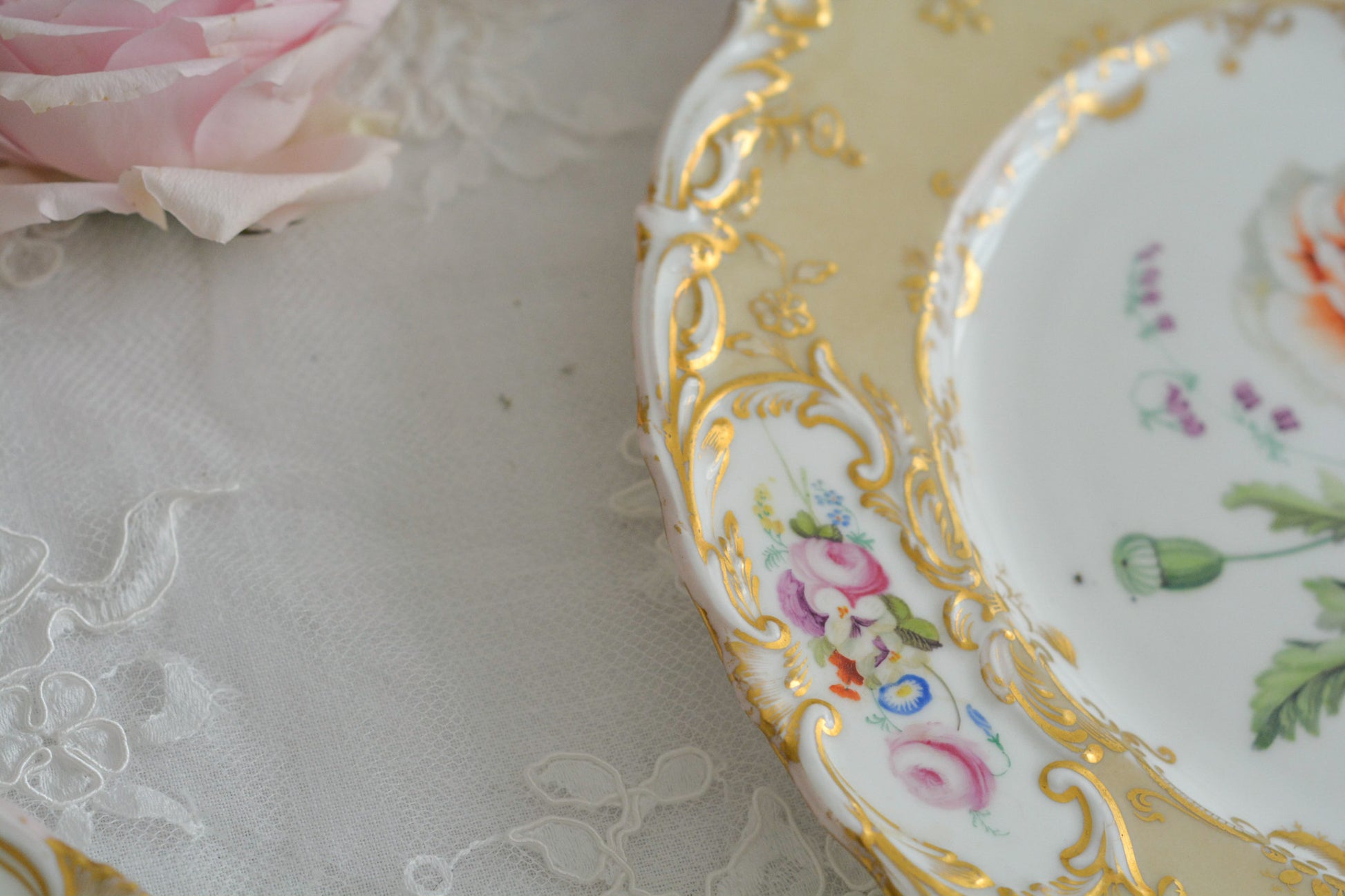 1830年代ごろに作られたキャビネットプレート。中央には大きなアネモネがハンドペイントで写実的に描かれています。装飾もロココリバイバルスタイルの豪華な模様が描かれていて、とても華やかなお品です。キャビネットプレートとして飾っていただいても、サービングプレートやランチョンプレートとしてお使いいただいても素敵だと思います。