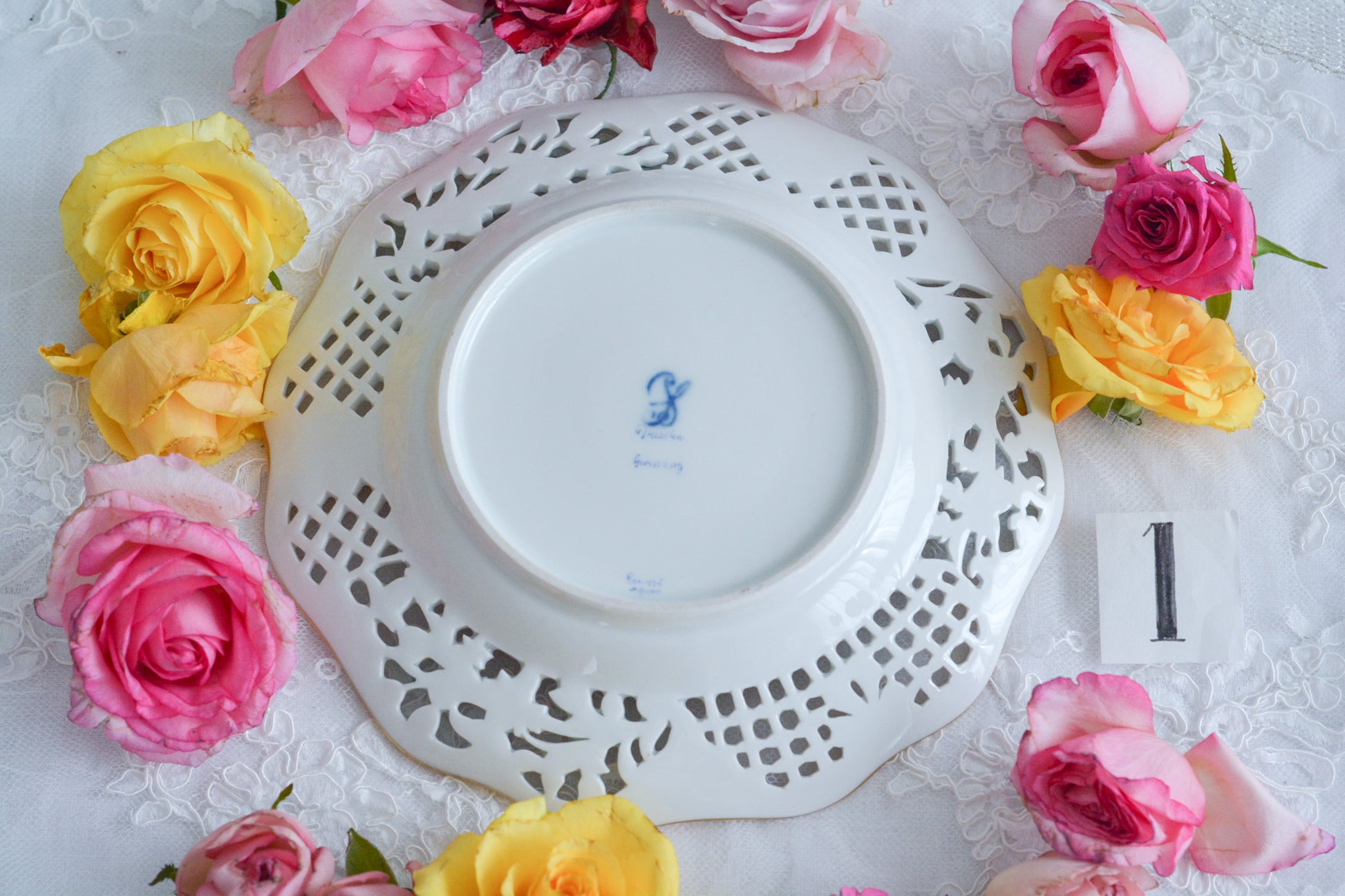 オーストリアの「国の母」とたたえられたハプスブルグ家の女帝「マリア・テレジア」。のちにフランス国王ルイ16世に嫁いだマリー・アントワネットの母でもあります。その名前にふさわしく、また、ウィーンの煌びやかな芸術や宮殿を思わせるような華やかで美しい世界観のプレートです。カール・ティーメの素晴らしいハンドペイントの絵付けをお楽しみください。