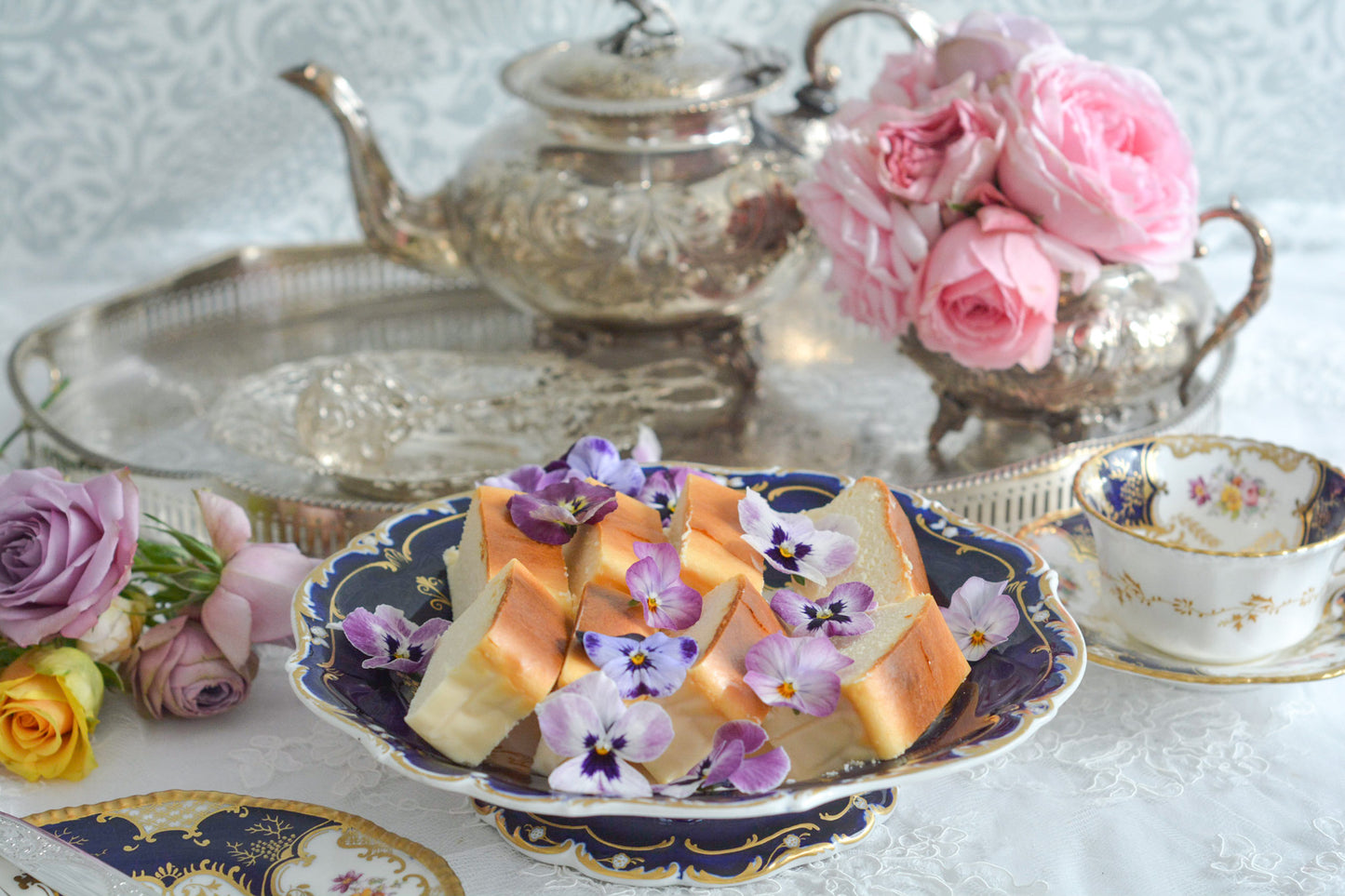 コバルトブルーカラーの美しいミントンのタッツァです。タッツァとはコンポートのような脚付きのプレートです。フルーツやお菓子を盛り付けるのにとても重宝するお品。美しいコバルトブルーカラーにハンドペイントのブーケがとても美しいです。あなたの大切なティータイムに是非お使いください