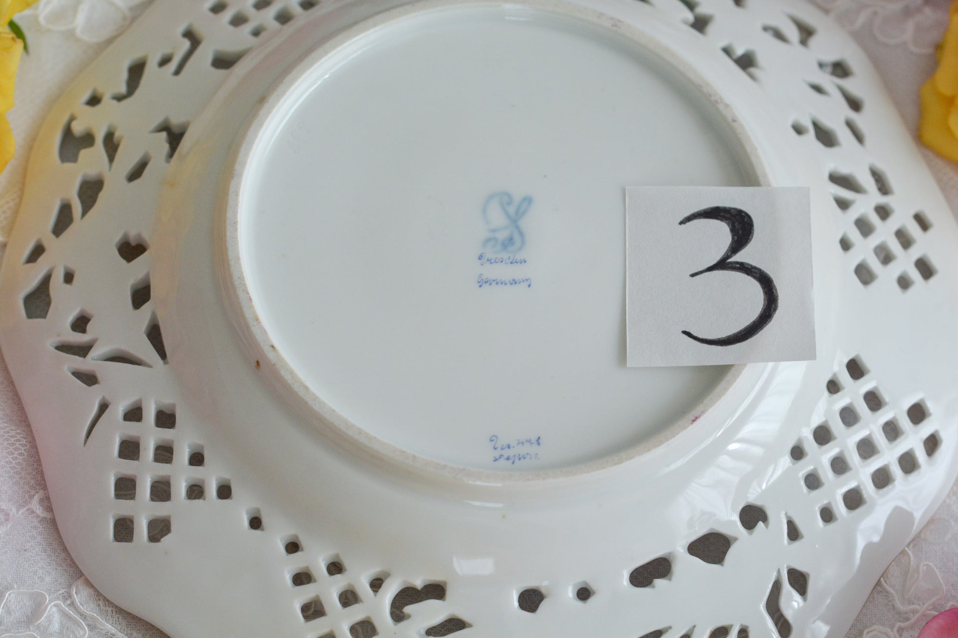 オーストリアの「国の母」とたたえられたハプスブルグ家の女帝「マリア・テレジア」。のちにフランス国王ルイ16世に嫁いだマリー・アントワネットの母でもあります。その名前にふさわしく、また、ウィーンの煌びやかな芸術や宮殿を思わせるような華やかで美しい世界観のプレートです。カール・ティーメの素晴らしいハンドペイントの絵付けをお楽しみください。