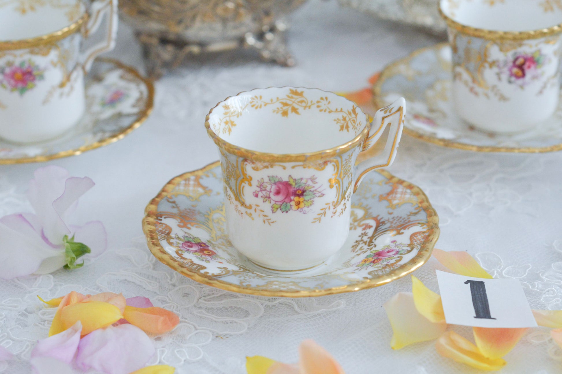 コールポートの人気シリーズ「バットウィング」。バットウィングは、たくさんのカラーバリエーションがあります。グレーカラーはレアカラーで、優しく明るい雰囲気。金彩もとても豪華でテーブルにあるだけでキラキラと輝いて見えます。デミタスカップの小さな世界に豪華で美しい模様がぎゅっと詰まった大変素晴らしいお品です。バットウィングシリーズも状態の良いお品は入手困難になってきました。貴重なグレーのバットウィングの輝きをどうぞお楽しみください。