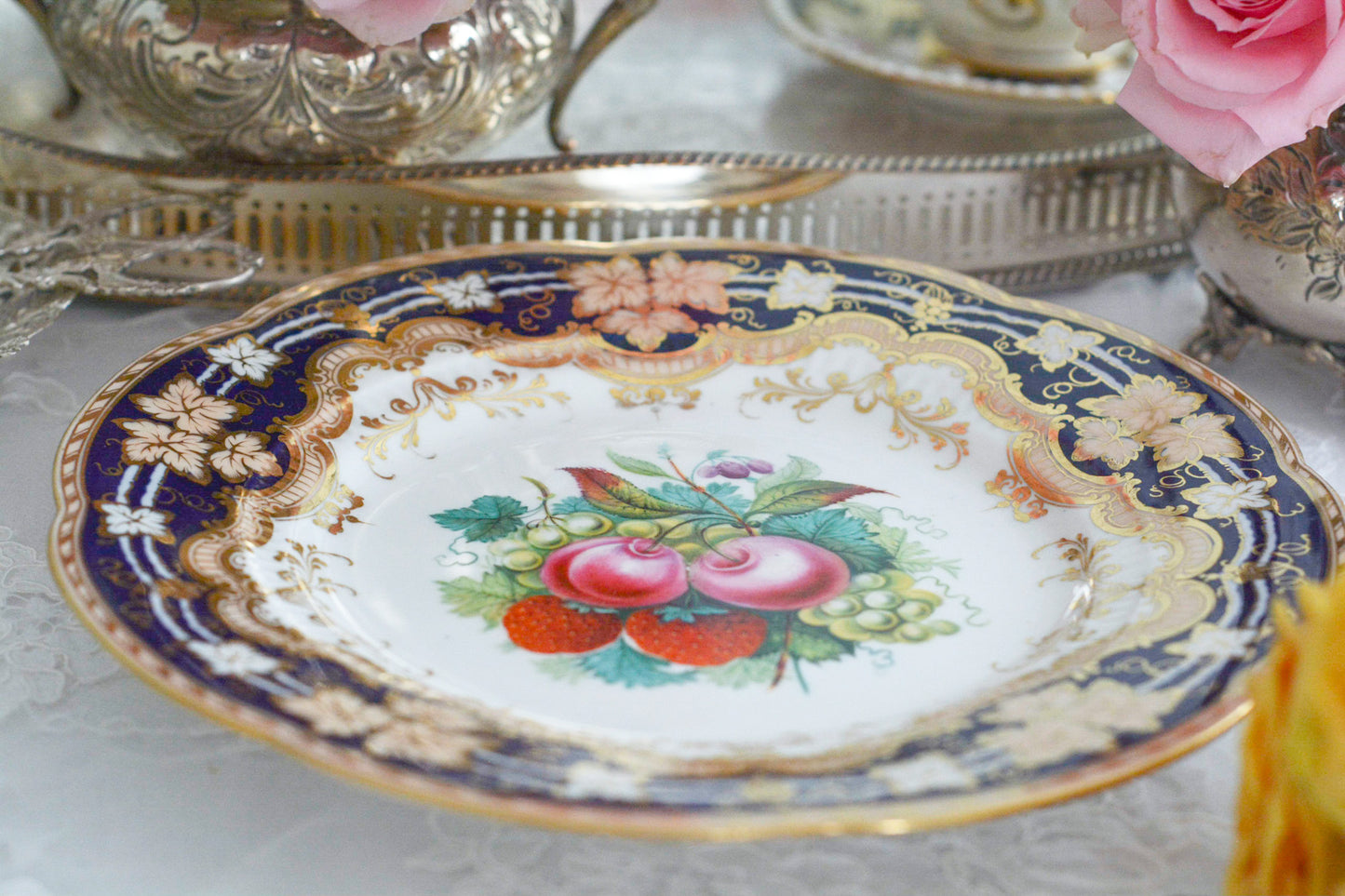 リッジウェイの素晴らしさを体感いただけるプレート。豪華絢爛という言葉がぴったりです。コバルトブルーに、金彩。エナメル画のイチゴやさくらんぼは瑞々しく描かれています。息を呑む美しさとでも言いましょうか。19世紀の素晴らしいプレートで、お茶の時間をお楽しみください。キャビネットプレートとしてお部屋に飾っていただいても素敵です。