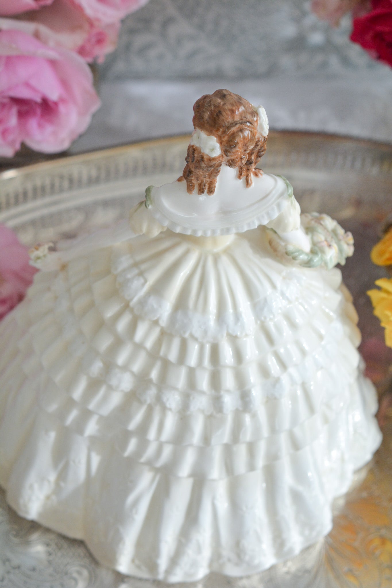 コールポートの人気フィギュリン、「The Four Flowers Collection」。名前の通り、「リリー、ローズ、カーネション、アイリス」の4つのお花がモチーフのフィギュリンシリーズです。 その中でも、リリーはアイリスと並び入手困難なお品です。  バスケットいっぱいのリリーと左手には一輪のリリーの花。ドレスはホワイトに淡いイエローのフリルとグリーンのリボンがあしらわれています。 柔らかな表情がとても可愛らしいレディのフィギュリンです。