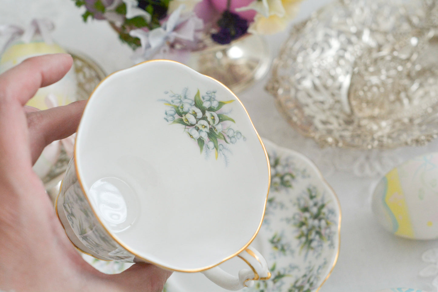 ロイヤルアルバートのネルグウィンシリーズ。ネル・グウィンはイングランド王チャールズ2世の寵姫です。このシリーズはロンドンの地域名やストリート名がつけられています。このランベスは全面にスズランの美しい絵柄が印象的。ネルグウィンシリーズの中でも入手困難なお品です。人気のすずらん柄のカップがティータイムを彩ります。