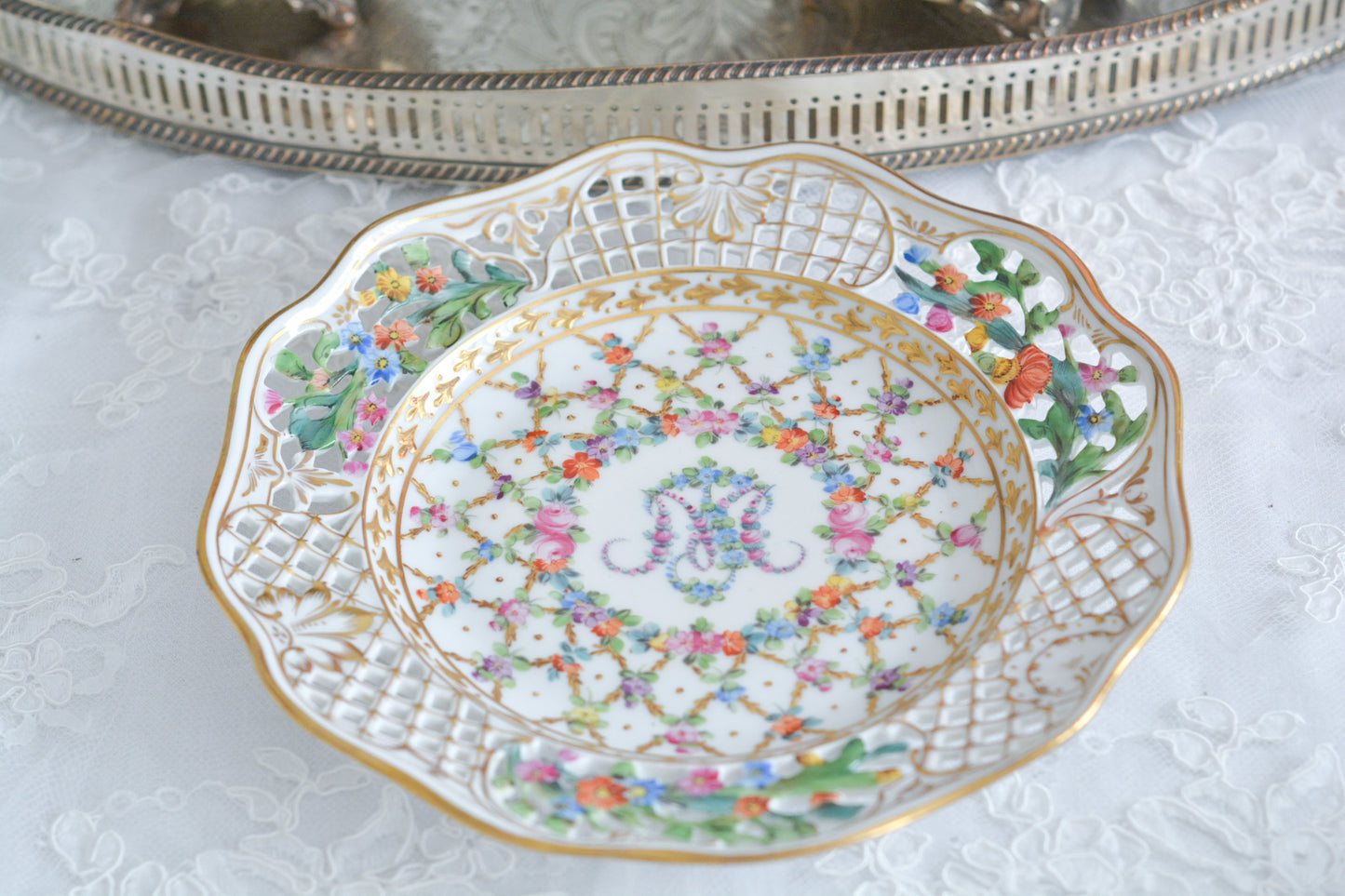 オーストリアの「国の母」とたたえられたハプスブルグ家の女帝「マリア・テレジア」。のちにフランス国王ルイ16世に嫁いだマリー・アントワネットの母でもあります。その名前にふさわしく、また、ウィーンの煌びやかな芸術や宮殿を思わせるような華やかで美しい世界観のプレートです。カール・ティーメの素晴らしいハンドペイントの絵付けをお楽しみください。