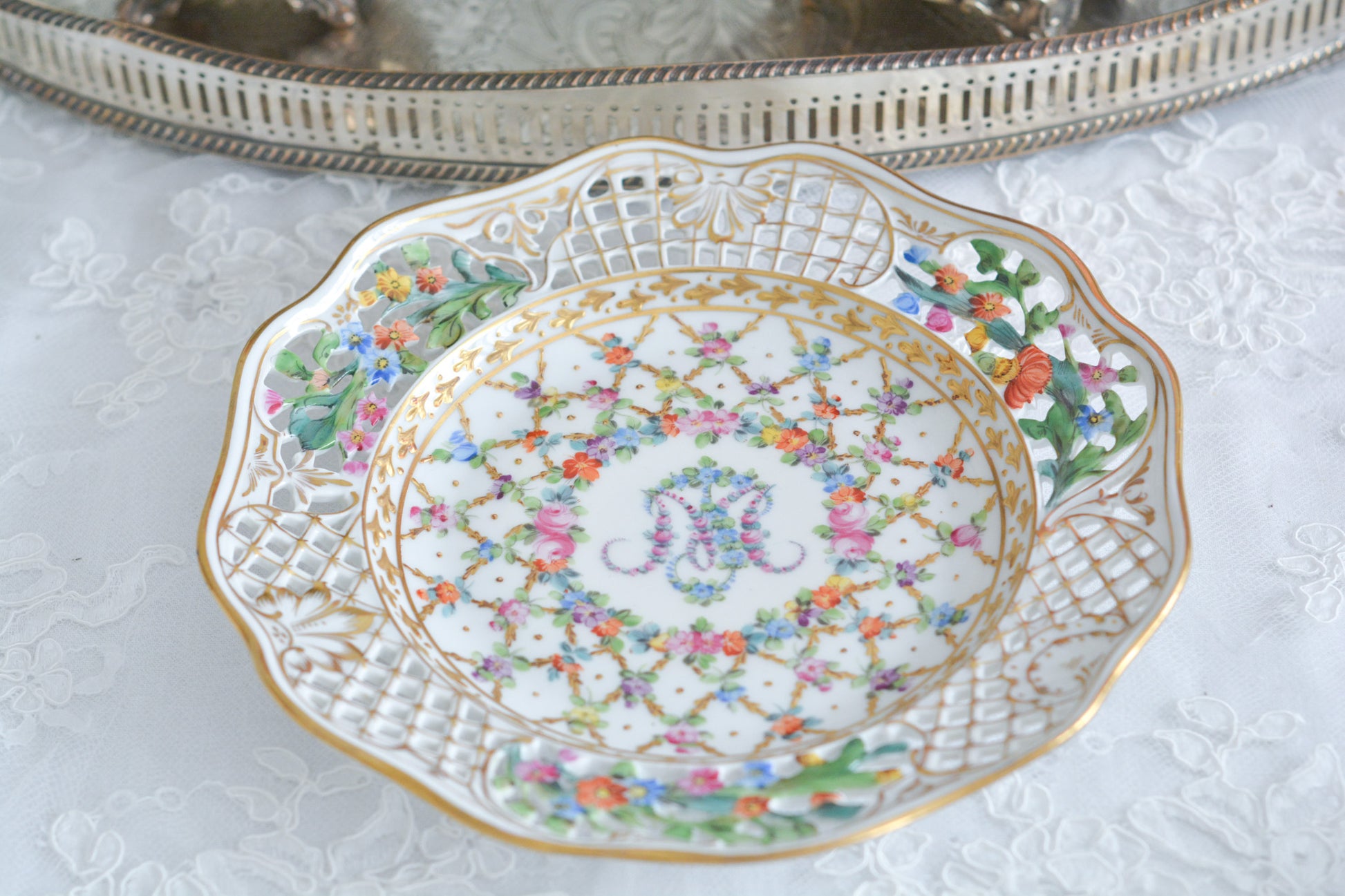 オーストリアの「国の母」とたたえられたハプスブルグ家の女帝「マリア・テレジア」。のちにフランス国王ルイ16世に嫁いだマリー・アントワネットの母でもあります。その名前にふさわしく、また、ウィーンの煌びやかな芸術や宮殿を思わせるような華やかで美しい世界観のプレートです。カール・ティーメの素晴らしいハンドペイントの絵付けをお楽しみください。