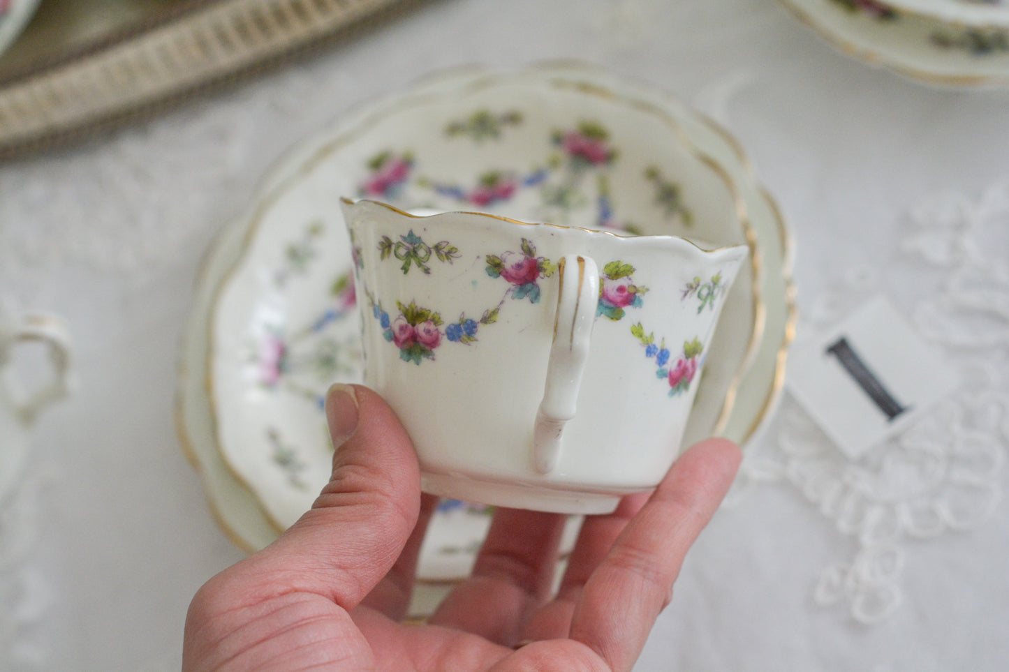 コリンウッドのリボンにバラのガーランドがとっても可愛らしいティートリオ、ミルクジャグ、スロップボウル、デザートプレートがやってきました!ハンドペイントで色つけされたバラやリボンを眺めているだけで気持ちが上向きになる可愛らしさです。ぜひ春のティータイムに。プルダウンから、単品ご選択頂けます