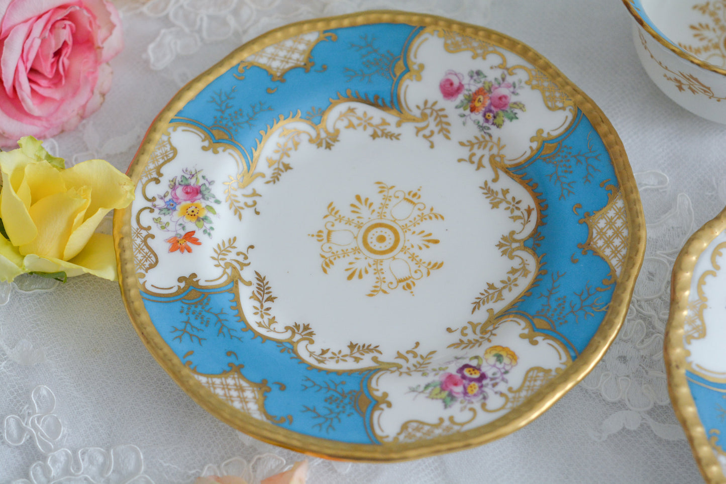 英国アンティーク、コールポートの代表作馬ットウィングシリーズの幻のカラーと言われるターコイズブルーのティートリオ。キラキラと宝石のように輝く美しいカップです。