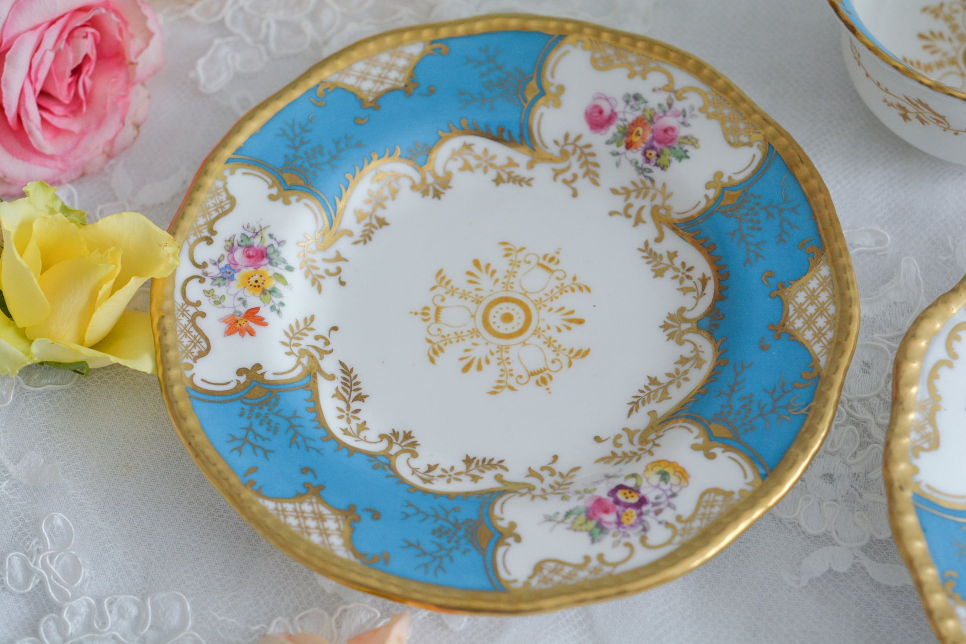 英国アンティーク、コールポートの代表作馬ットウィングシリーズの幻のカラーと言われるターコイズブルーのティートリオ。キラキラと宝石のように輝く美しいカップです。