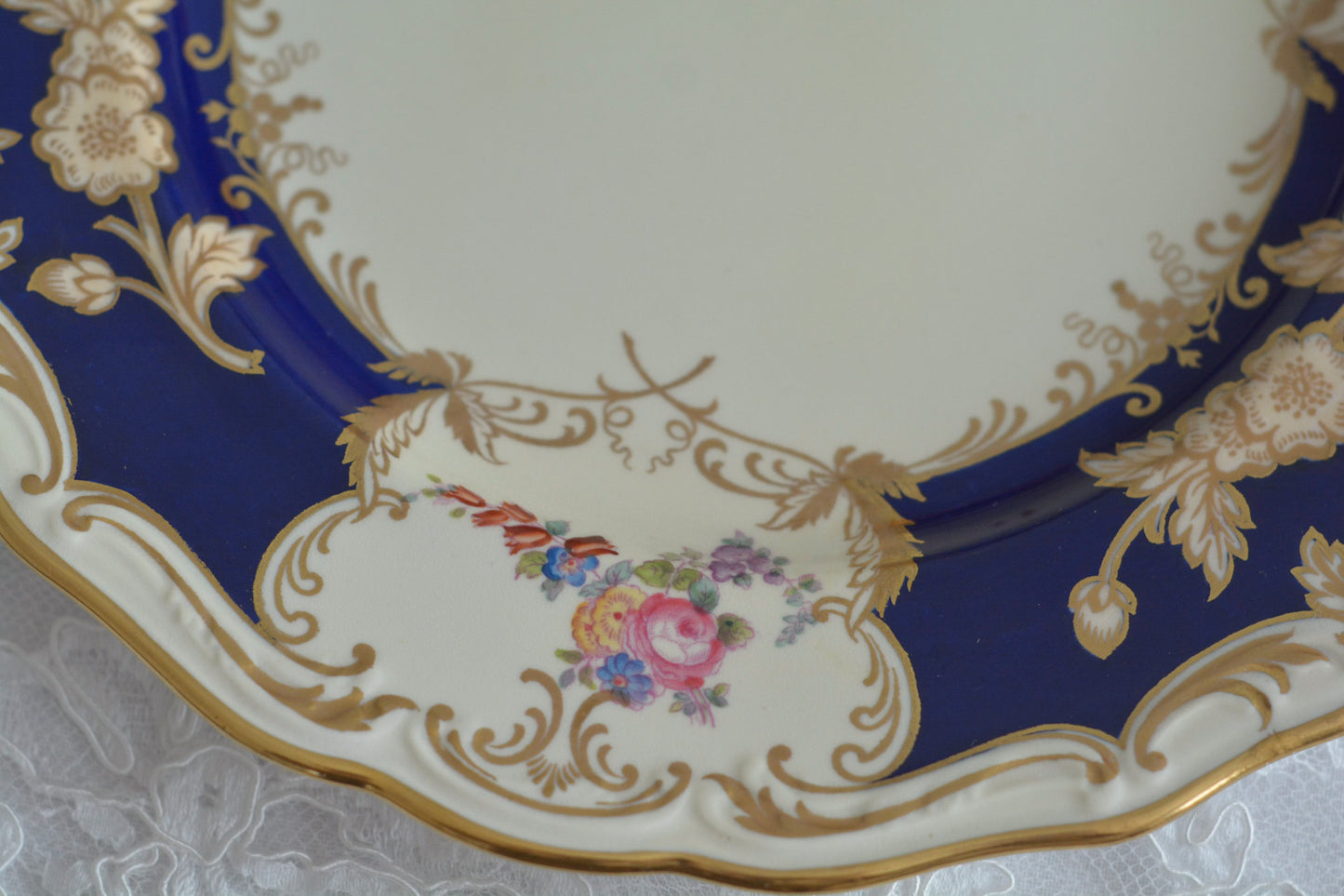 コープランドの美しいプレートがやってきました!コバルトブルーとベージュカラーにハンドペイントで美しい花々が描かれています。プレートの深さがあるタイプでサービングプレートとしてもお使いいただきやすいかと思います。貫入は見られますが、金彩のスレはほとんどないプレート達です。蚤の市の特別セットです!貫入のない素晴らしい状態の同じプレートは新着コーナーに掲載中です。